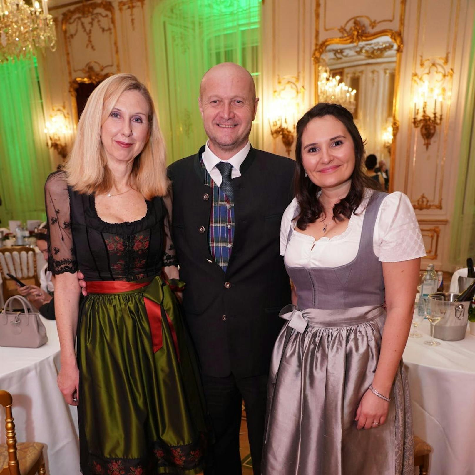 "Heute"-Geschäftsführer Sales Gernot Fischer mit Gattin Monika und Stephanie Ernst (rechts)