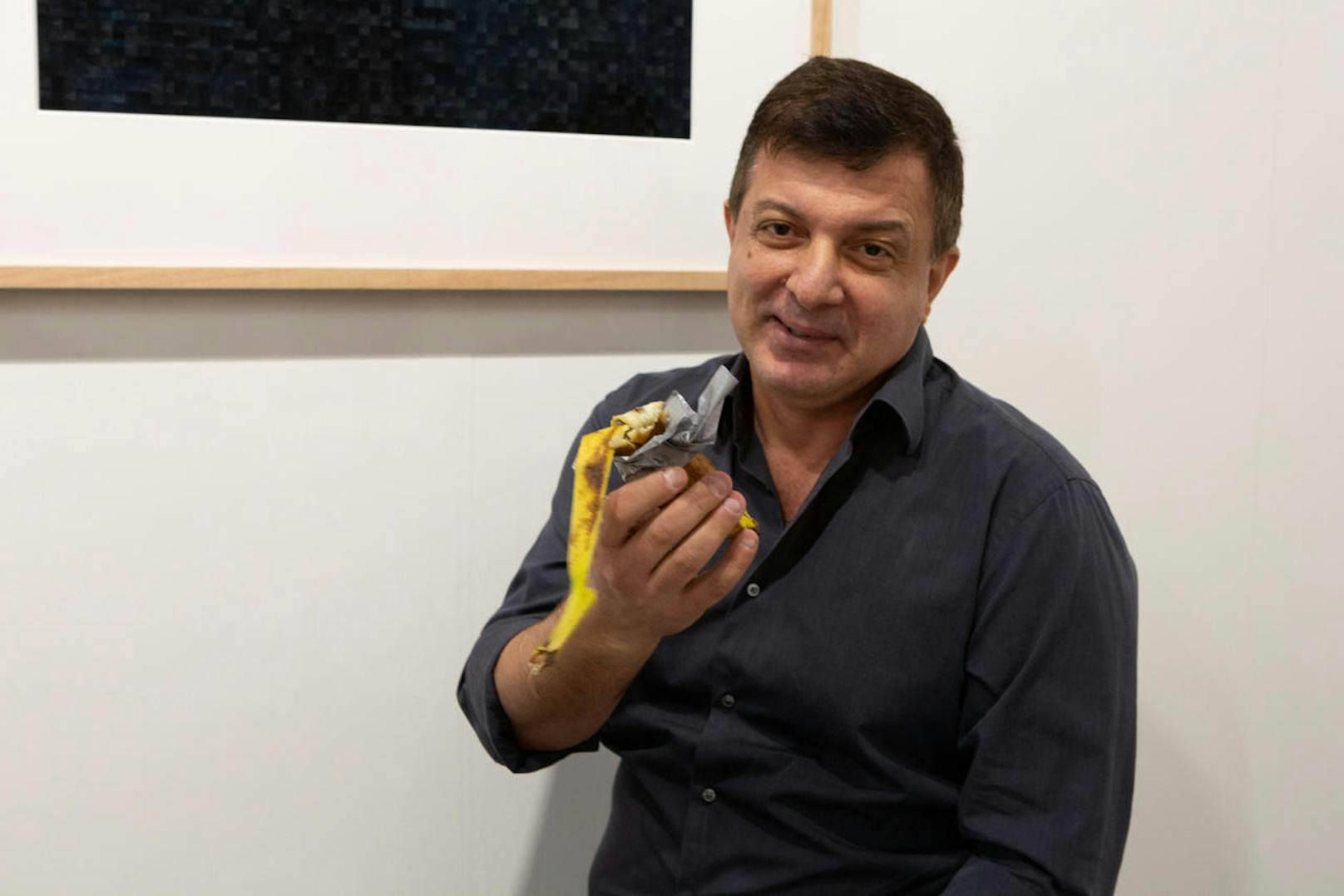 Das ist von der teuersten Banane der Welt noch übrig: Aktionskünstler David Datuna verspeiste auf der Art Basel in Miami ein Kunstwerk.