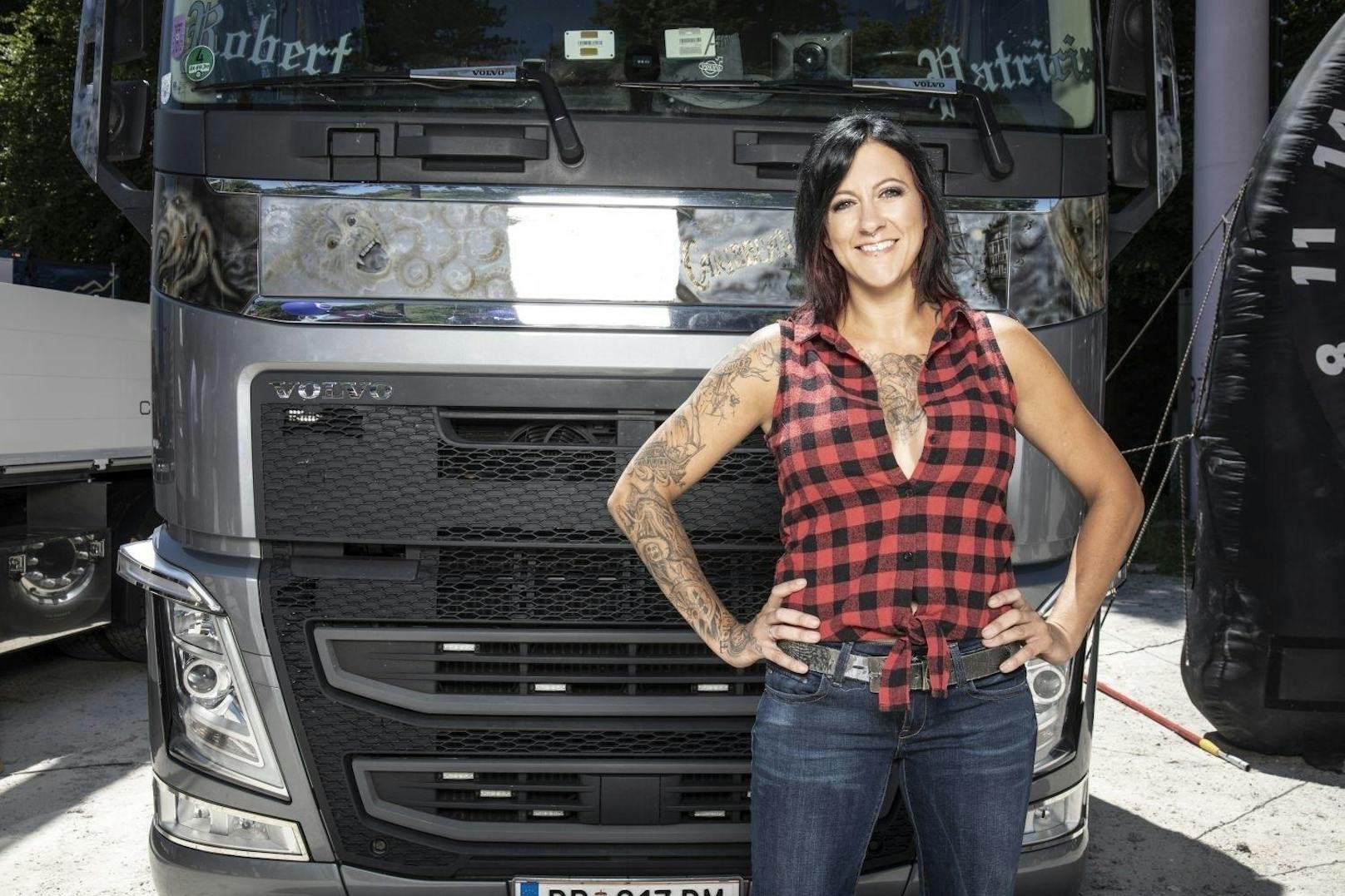 Patricia (36) aus Kirchdorf tourt ab sofort wieder bei den Trucker Babes quer durch Europa.