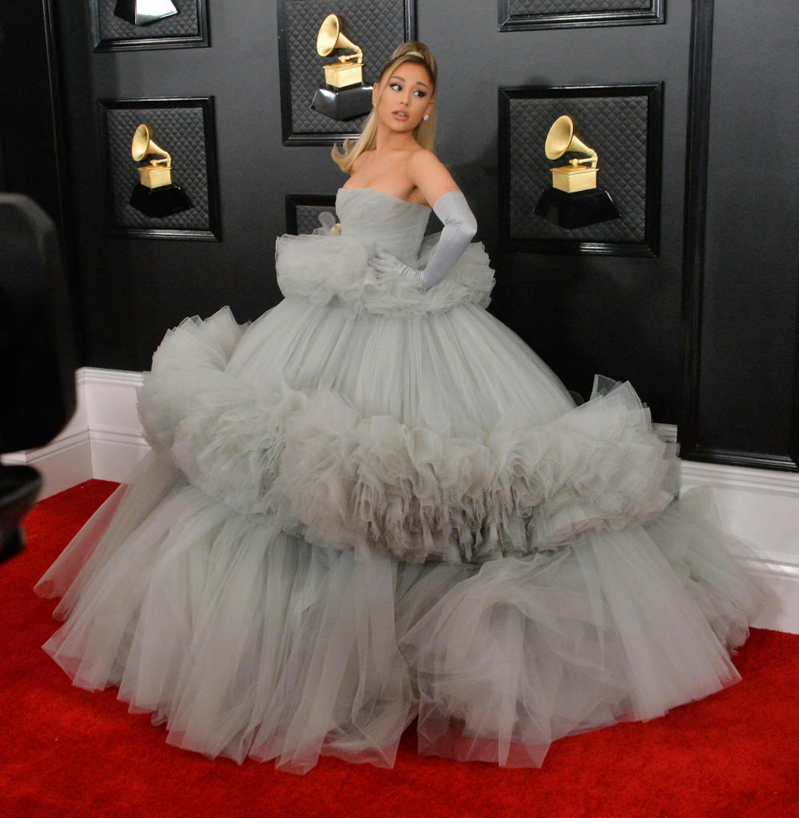 Das Kleid von Ariana Grande wirkt, als würde sie durch den gdeckten Grauton der Tüllexplosion eine gewisse Unschuld und Bodenhaftung verleihen wollen.
