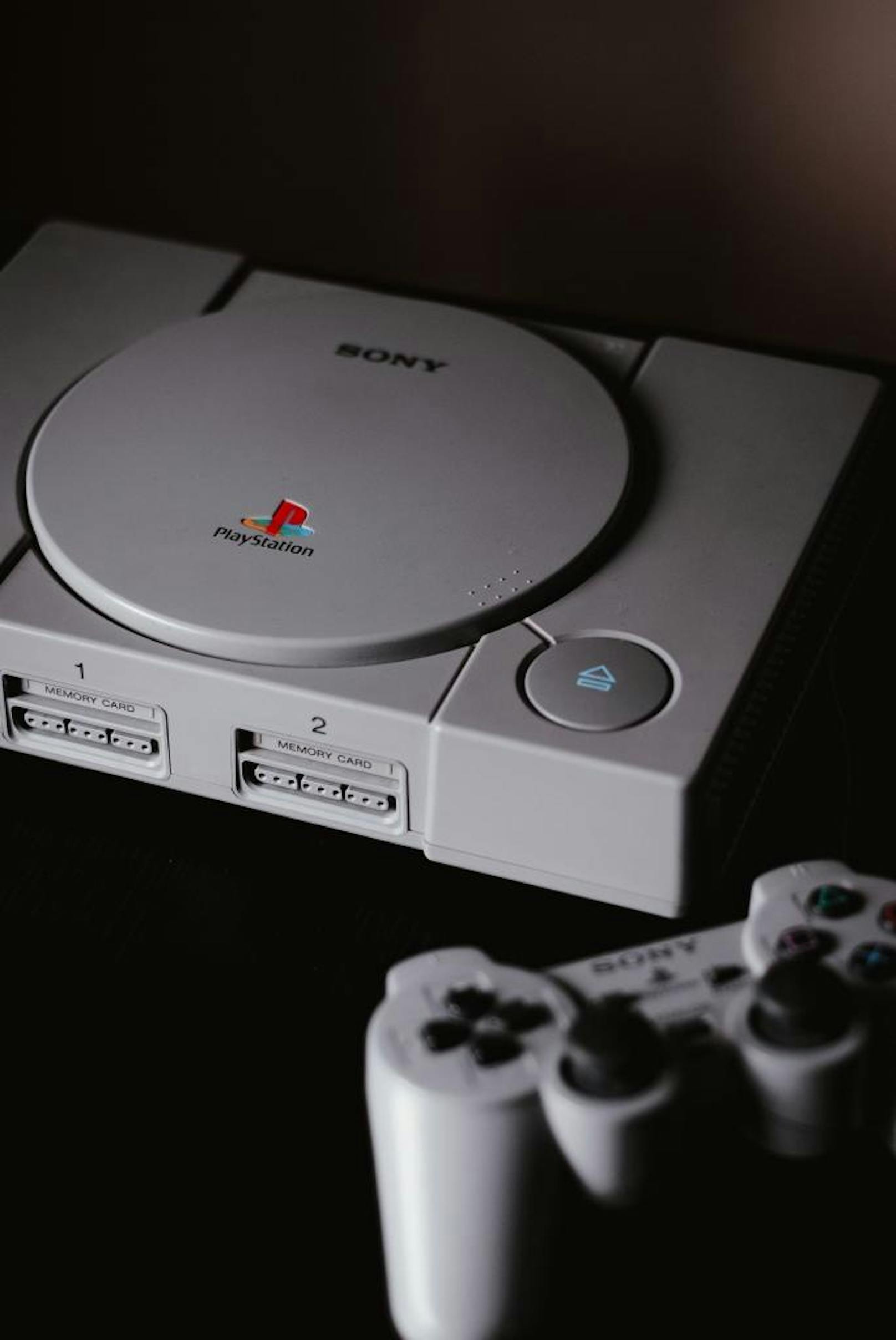 12 Jahre lang zählte die 1994 vorgestellte PlayStation zu den beliebtesten Spielekonsolen der Welt. Mit 104,25 Millionen verkauften Exemplare weltweit konnte ihr Erfolg nur von der PlayStation 2 übertroffen werden. Ein wesentlicher Schlüssel dazu war die Verwendung von CDs, die mehr Speicherplatz als Spielemodule boten, und Kultspiele wie Metal Gear Solid, Resident Evil 2 und Ridge Racer.