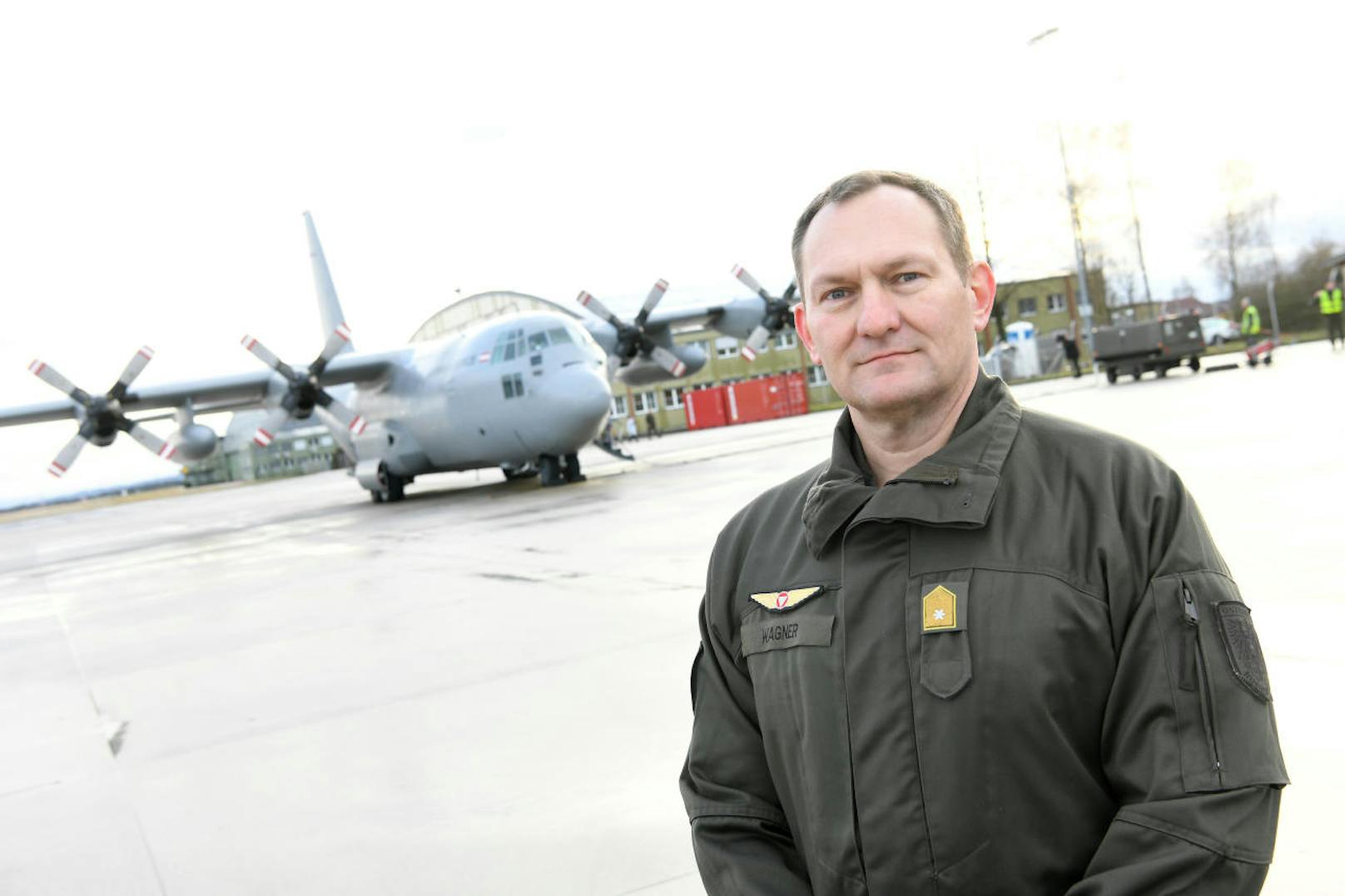 Der Kommandant der Luftunterstützung im Fliegerhorst Vogler in Hörsching, Wolfgang Wagner, vor einer Hercules C-130 des Bundesheeres im Rahmen des Abfluges nach Frankreich.