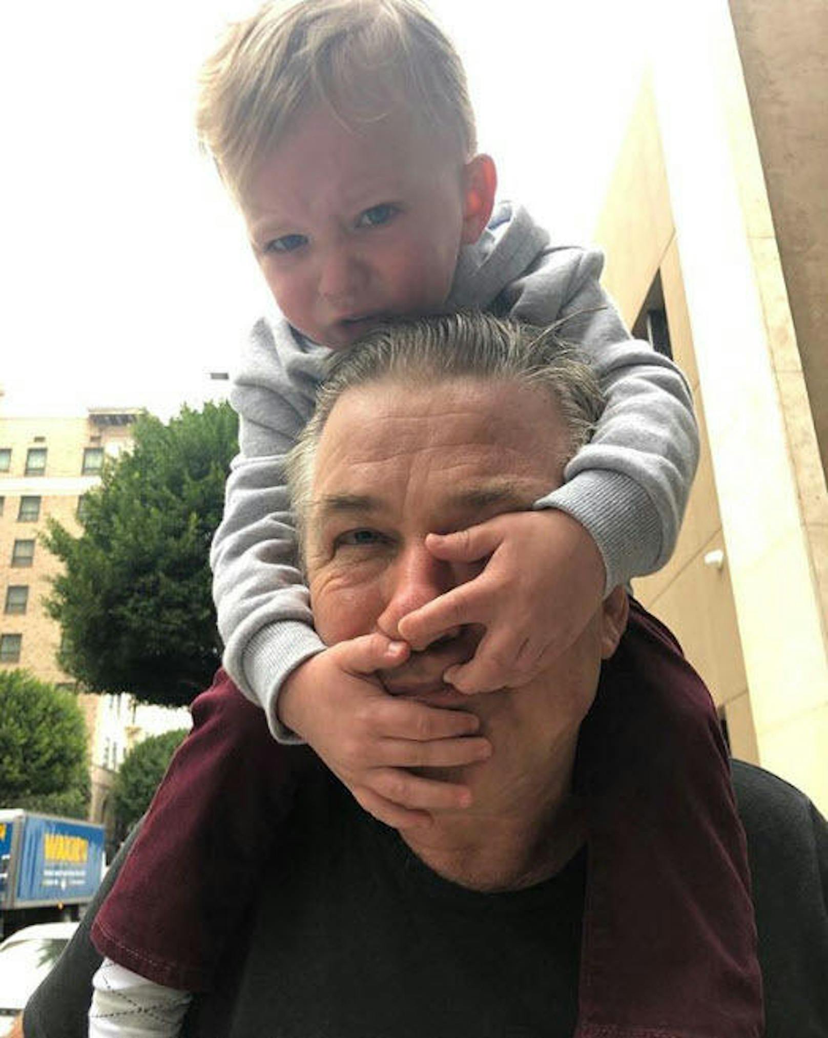 2.2.2019: Leo (2) hat mit seinem Papa Alec Baldwin (60) alle Hände voll zu tun - und gibt beim Spaziergang die Richtung an. 