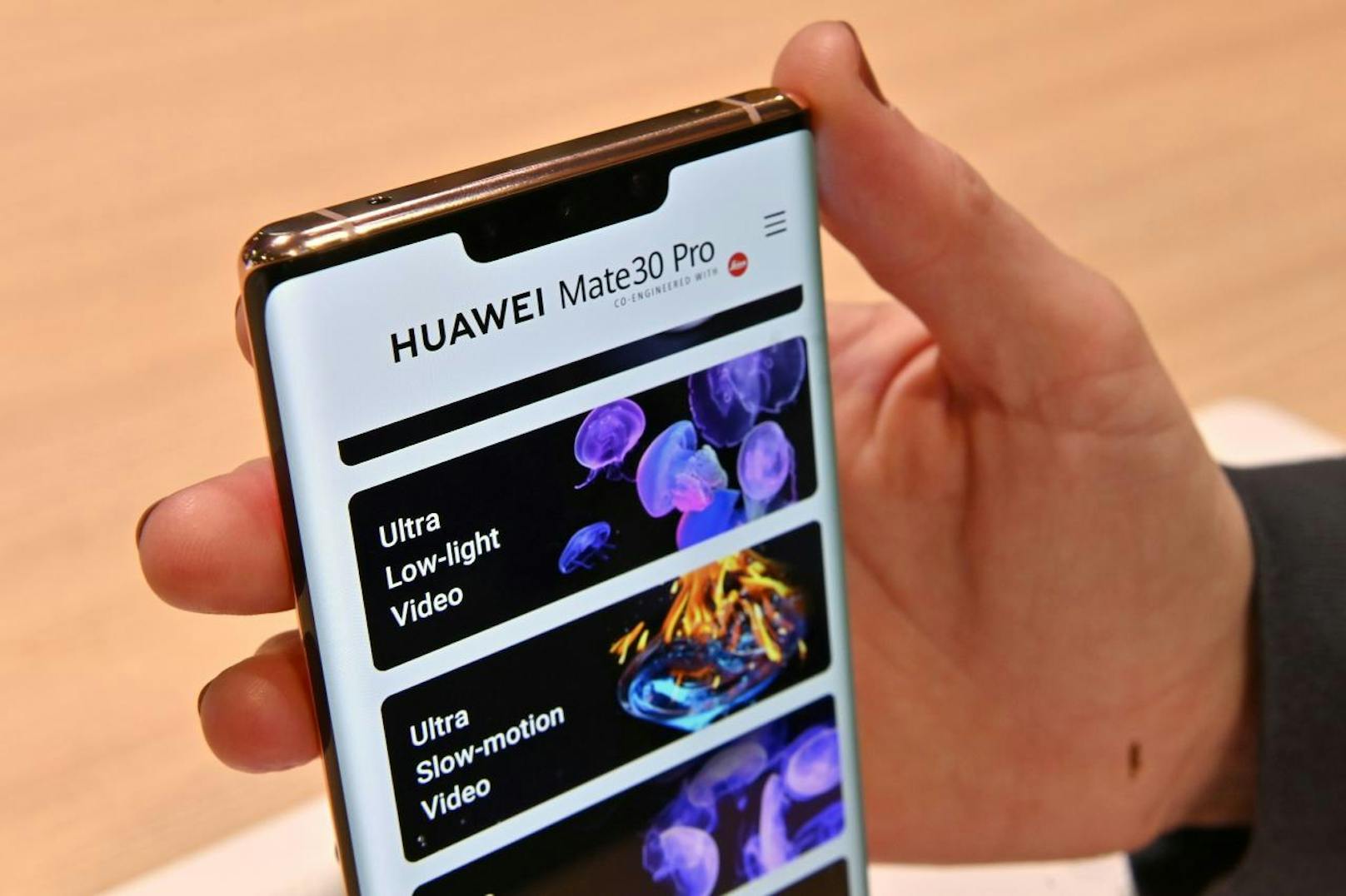 Dafür pumpt Huawei drei Milliarden US-Dollar und 4.000 Angestellte alleine in die Entwicklung des HMS. 400 Millionen monatlich aktive Nutzer zählt das Herzstück, die AppGallery als Alternative zum Playstore, bereits. Was noch fehlt, sind die großen Apps.
