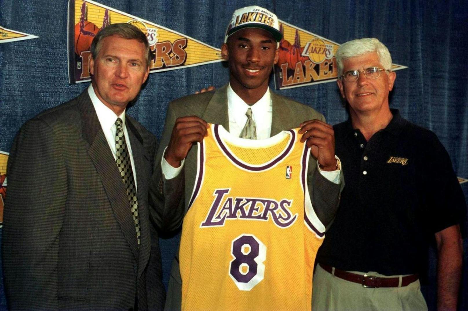 Eigentlich wurde Kobe im Draft von den Charlotte Hornets ausgewählt, diese hatten aber einen Deal mit den LA Lakers, so war der Weg frei für den Number 13-Pick, Los Angeles im Sturm zu erobern.