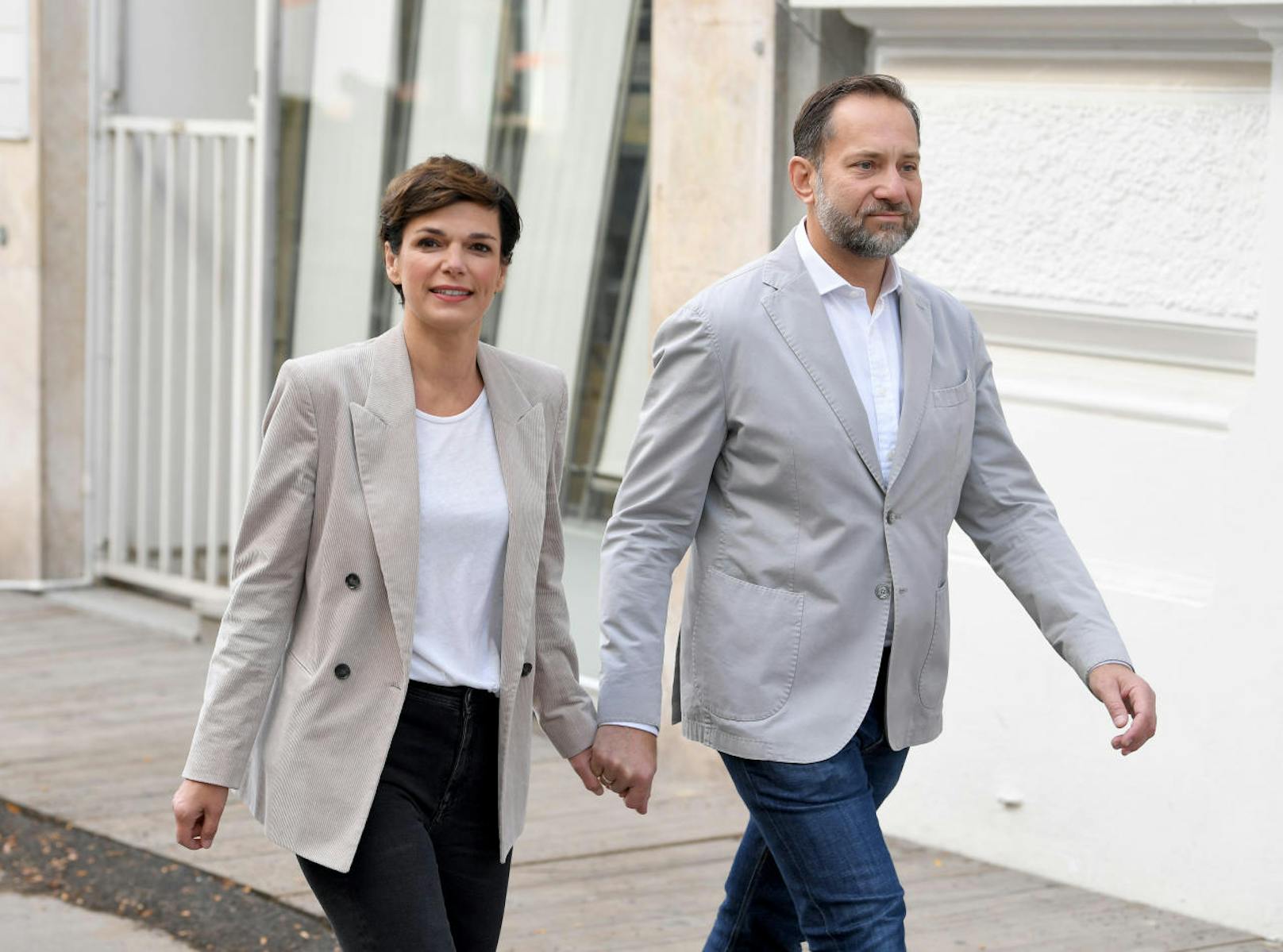 SPÖ-Spitzenkandidatin <b>Pamela Rendi-Wagner</b> mit Ehemann Michael Rendi nach ihrer Stimmabgabe in der Wiener Volksschule Stubenbastei.