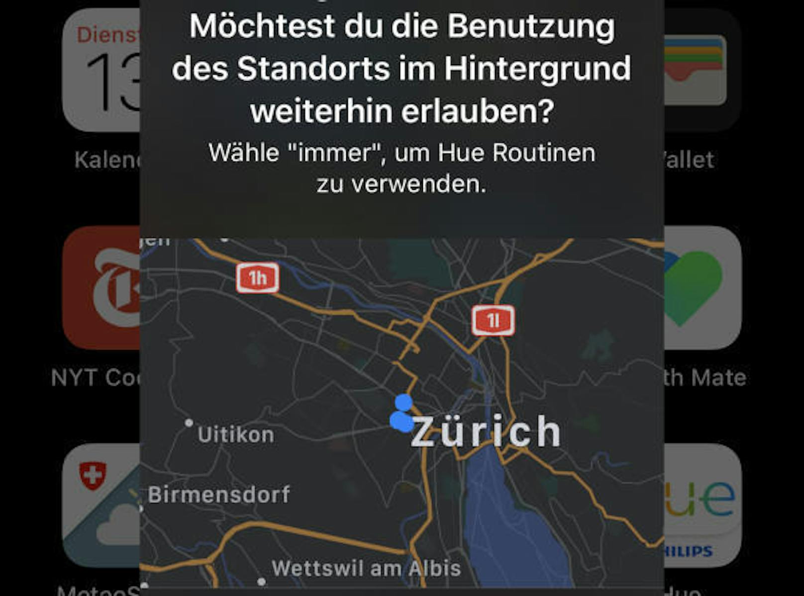 <b>Kleine Karte</b> mit großer Wirkung: Apps, die im Hintergrund den GPS-Standort nutzen, werden von iOS 13 an den Pranger gestellt. Nutzer erhalten diese Karte angezeigt und können dann direkt entscheiden, ob sie dem Vorgehen einen Riegel schieben wollen. Ein cleverer Schachzug, Apple.