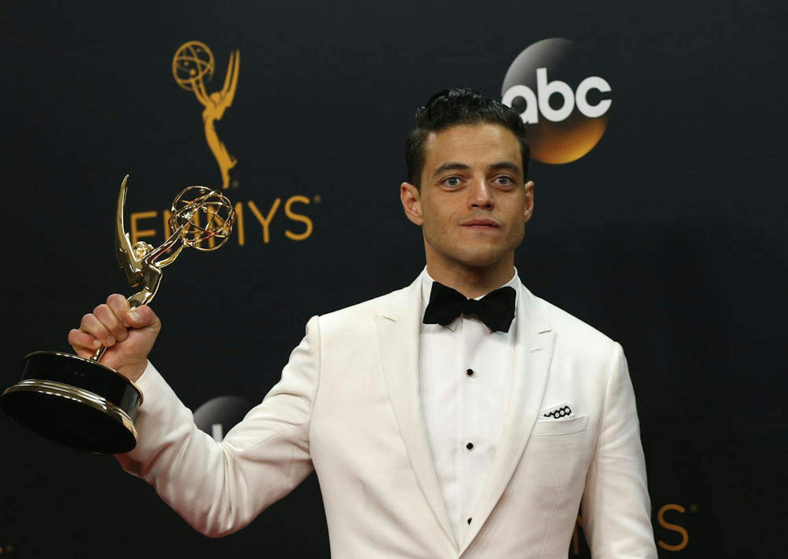 Rami Malek mit seinem Emmy für Mr. Robot.