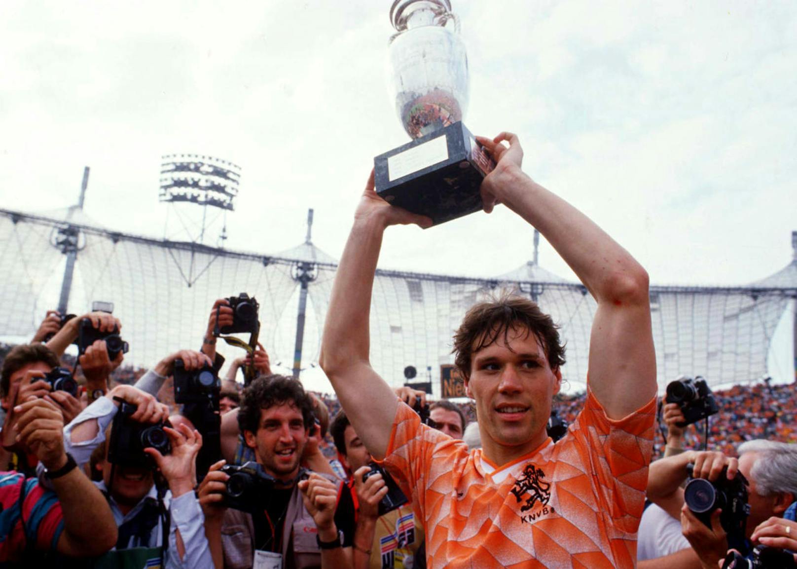 Platz 3: Marco van Basten. Der Goalgetter bildete ein geniales Team mit Ruud Gullit, Frank Rijkaard und Ronald Koeman. 1988 schoss er Holland in Deutschland zum EM-Titel. Wie Platini und Cruyff wurde Van Basten drei Mal zum Weltfußballer gekürt.