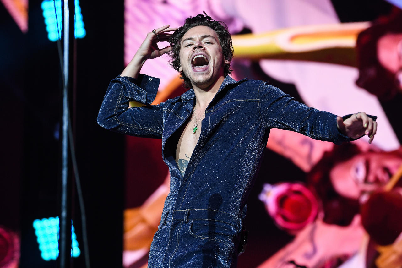 <strong>Harry Styles</strong> hat sich schon länger von seinem Boyband-Image verabschiedet und zieht gerne mit ausgefallenen Outfits die Aufmerksamkeit auf sich.