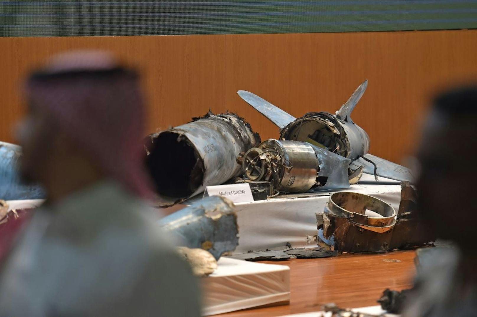 Das saudische Verteidigungsministerium präsentierte am Mittwoch Wrackteile von Drohnen und Marschflugkörpern vom Angriff auf die größte Ölraffinerie Saudi-Arabien. Saudi-Arabien macht den Iran für die Angriffe verantwortlich.