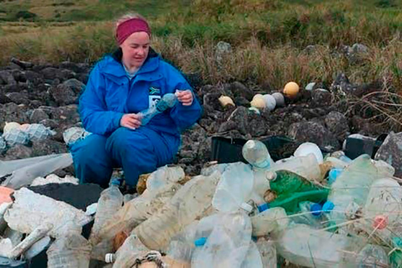 Auf einer abgelegenen Insel im zentralen Südatlantik fanden Forscher der Universität Kapstadt Hinweise, dass womöglich Handelsschiffe illegal Plastikmüll aus China im Meer entsorgen.