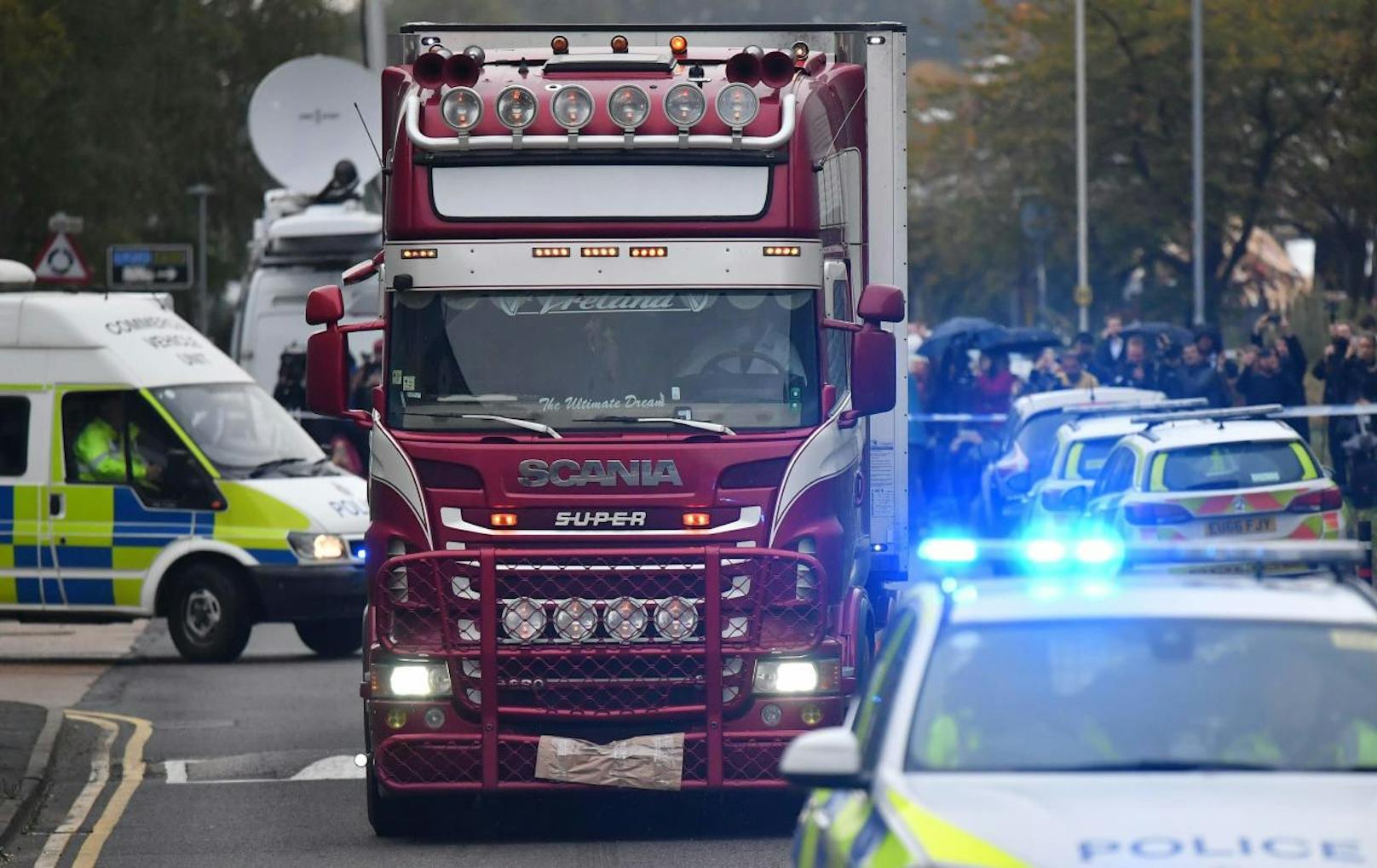 Der 25-jährige Fahrer aus Nordirland sei wegen Mordverdachts festgenommen worden, teilte die Polizei am Mittwoch mit.