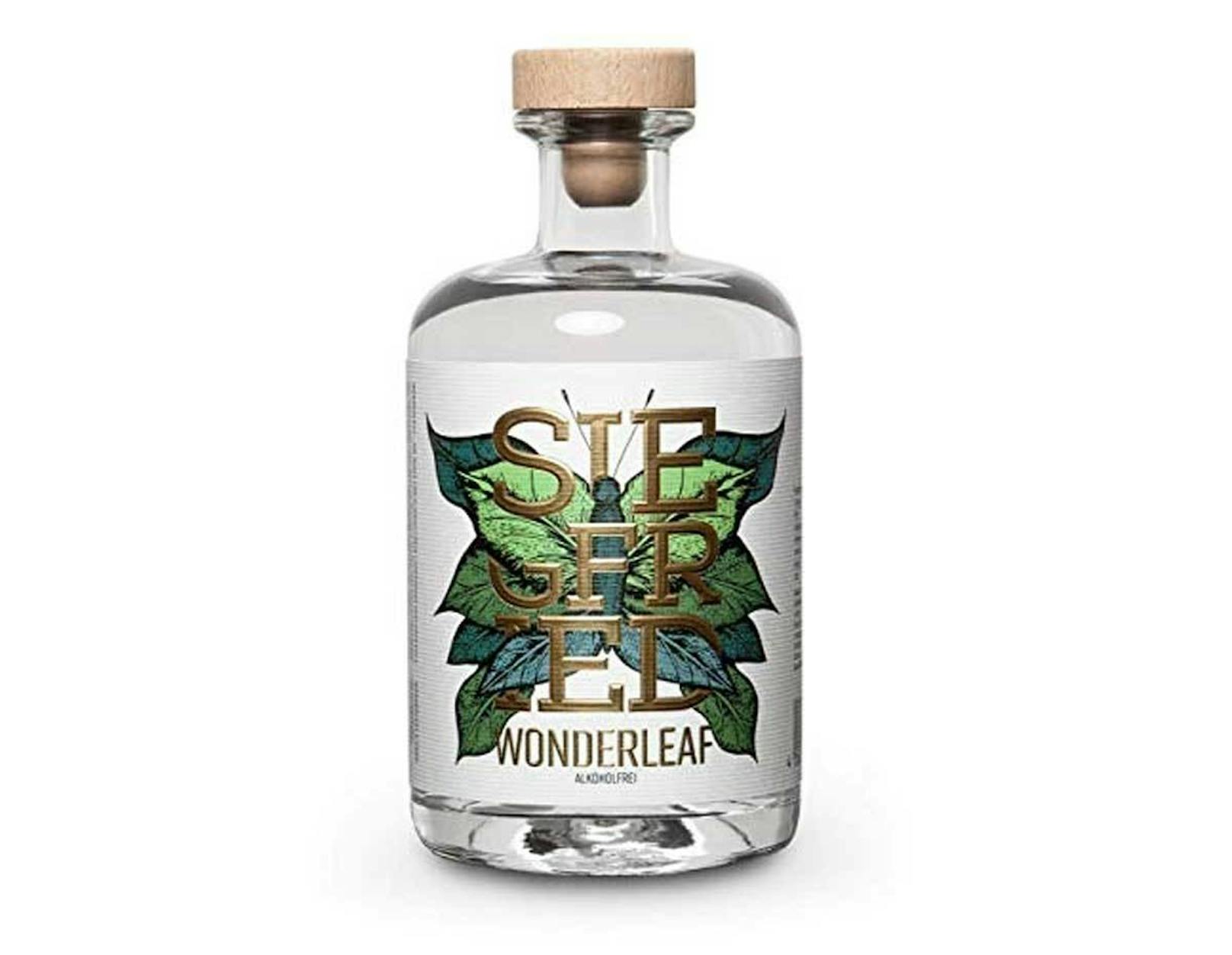 Die deutsche Gin-Marke <b>Siegfried Rheinland Dry Gin</b> entwickelte mit<b> "Wonderleaf" einen alkoholfreien Gin</b>. Die Botanicals des Kräuterwasser ähneln zwar nur im entferntesten denen des Gins der Marke, aber ein neues Geschmackserlebnis kommt damit garantiert ins Glas. Der Preis: 19 Euro.