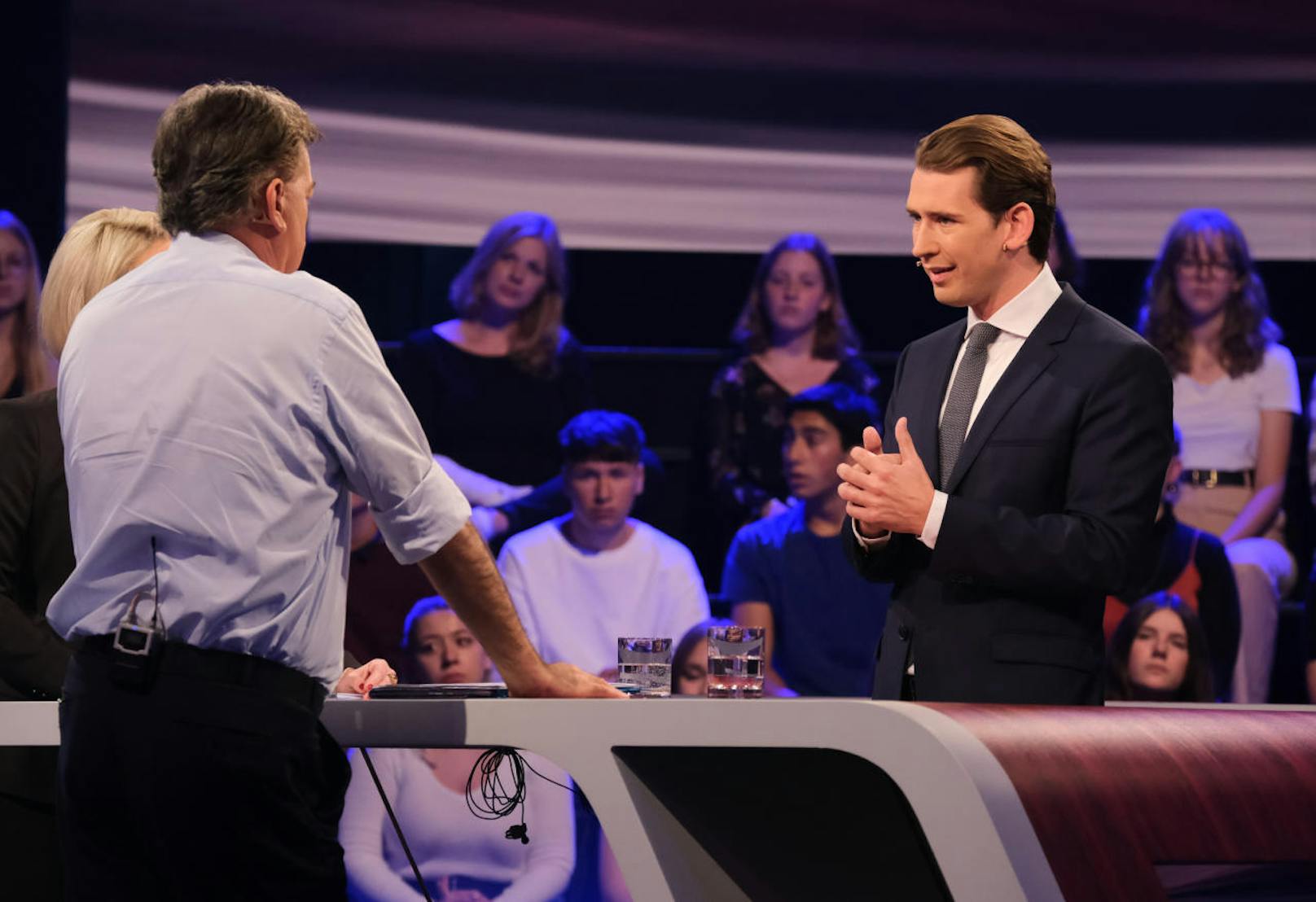 ÖVP-Chef Sebastian Kurz stellt sich zum ersten Mal einem TV-Duell. Kogler kämpft mit seinen Grünen um den Einzug ins Parlament.