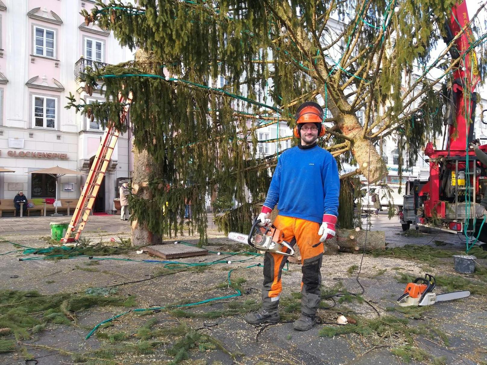 Gerhard Berger sägt zum fünften Mal den Linzer Christbaum um.