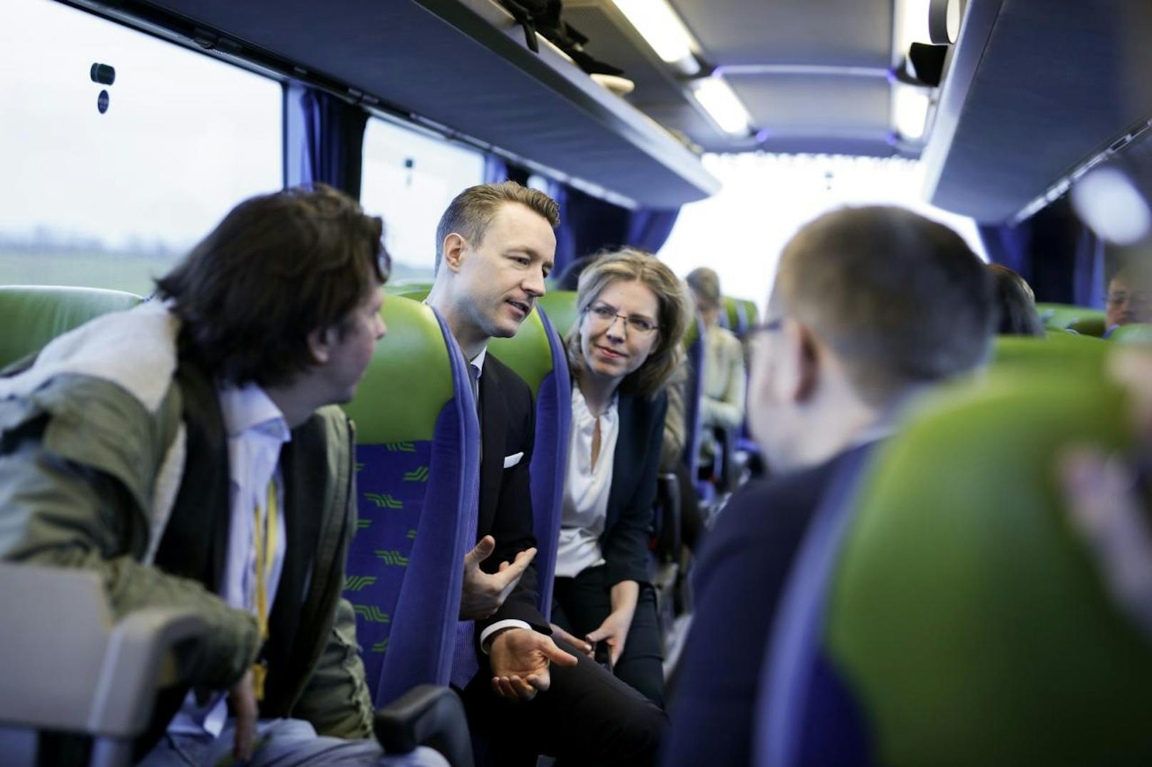 Auch bei Blümel im Bus: Klimaschutzmnisterin Leonore Gewessler.