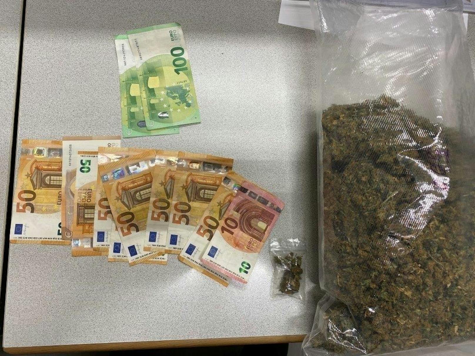 In einem Fahrzeug fanden die Beamten ein halbes Kilogramm Cannabis. Der 25-Jährige Lenker wurde festgenommen.
