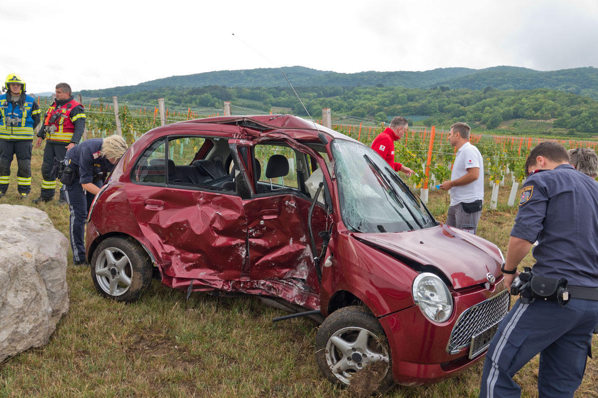 Auto prallte seitlich gegen Stein - Frau schwer verletzt