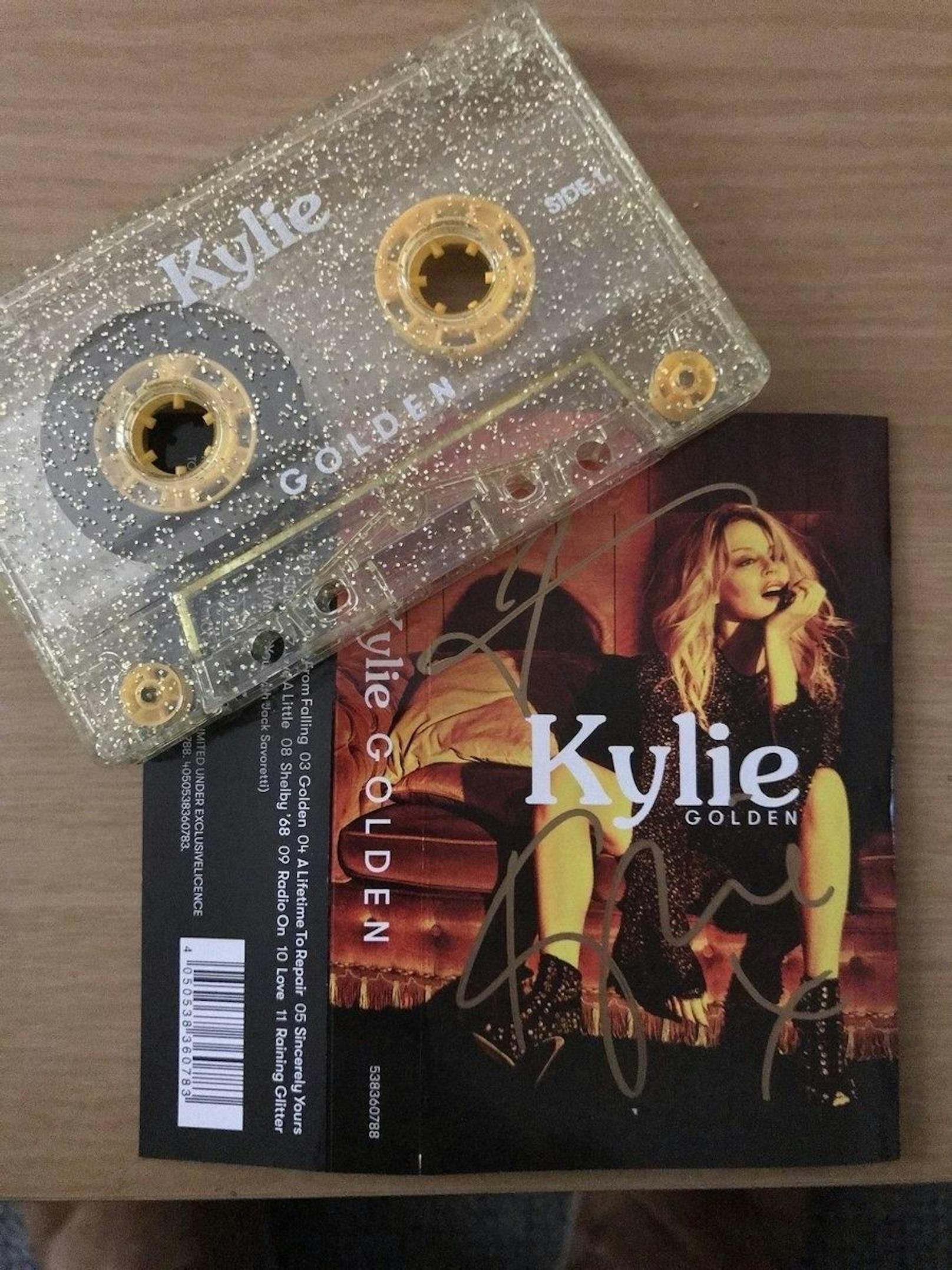 Kylie Minogue veröffentlichte ihr letztes Album "Golden" stilecht auf einer goldenen Kassette