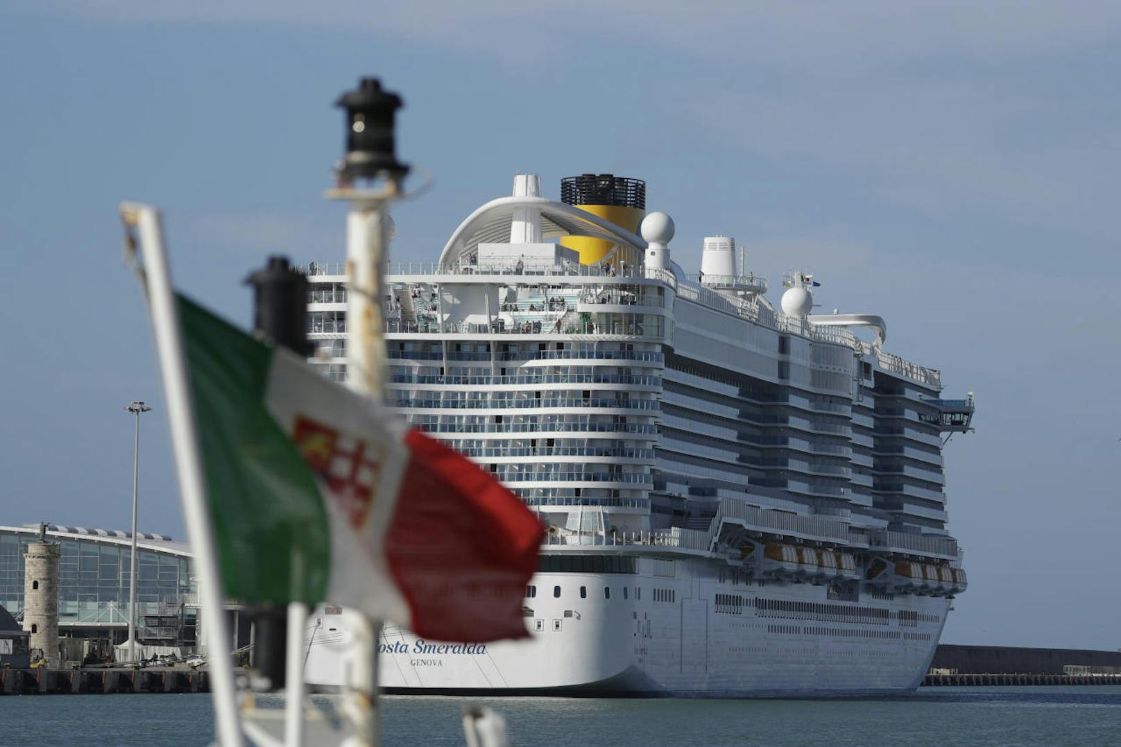 Auf dem Kreuzfahrtsschiff "Costa Smeralda" sind in Italien zwei Verdächtsfälle von Coronavirus-Erkrankungen aufgetreten. Laut italienischen Medien werden zwei Personen auf eine mögliche Ansteckung mit dem Coronavirus getestet.