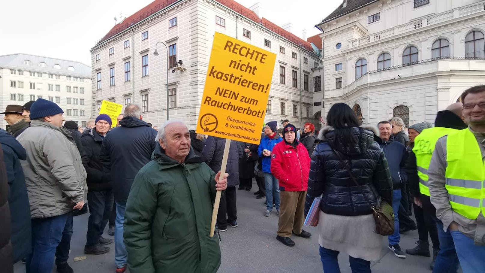 Am Samstag trafen sich Hunderte Demonstranten in der Wiener Innenstadt um vor dem Kanzleramt am Ballhausplatz gegen das Rauchverbot zu protestieren.
