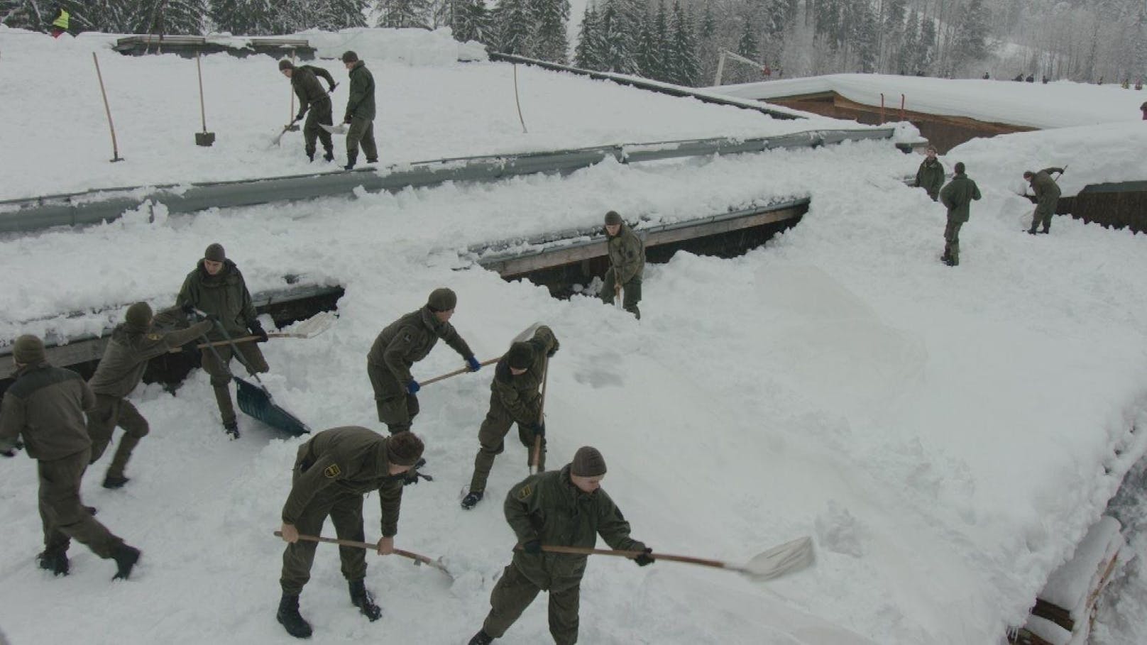 Seit Wochen sind insgesamt 1.700 Soldaten des österreichischen Bundesheeres im Einsatz und haben oft tagelang kräftezehrende Arbeiten wie Schneeschaufeln verrichtet.