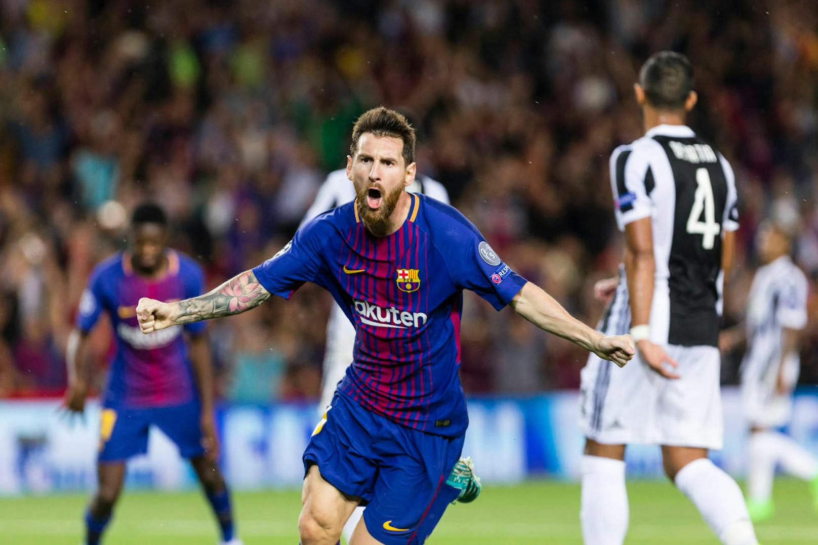 Platz 1: Lionel Messi. Der Supertechniker vom FC Barcelona wurde sieben Mal zum Weltfußballer gewählt - Rekord! Messi hält viele Bestmarken: 2011/2012 schoss er 50 Liga-Tore für Barcelona in einer Saison. Er ist auch der einzige Spieler, der gegen alle 19 Liga-Gegner in Folge traf. 2012 schoss er gegen Leverkusen in der Champions League beim 7:1 gleich fünf Tore.