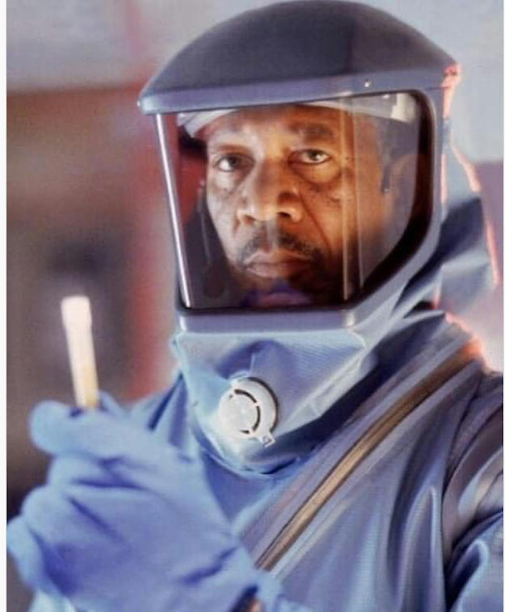 11.4.2020: Jemand hat <strong>Morgan Freeman</strong> erzählt, dass #Outbreak gerade trendet. 1995 schrieb Freeman im Kampf gegen ein tödliches Virus Kino-Geschichte. "Vielleicht hätt ich mir den Anzug behalten sollen", sinniert er im Nachhinein. 