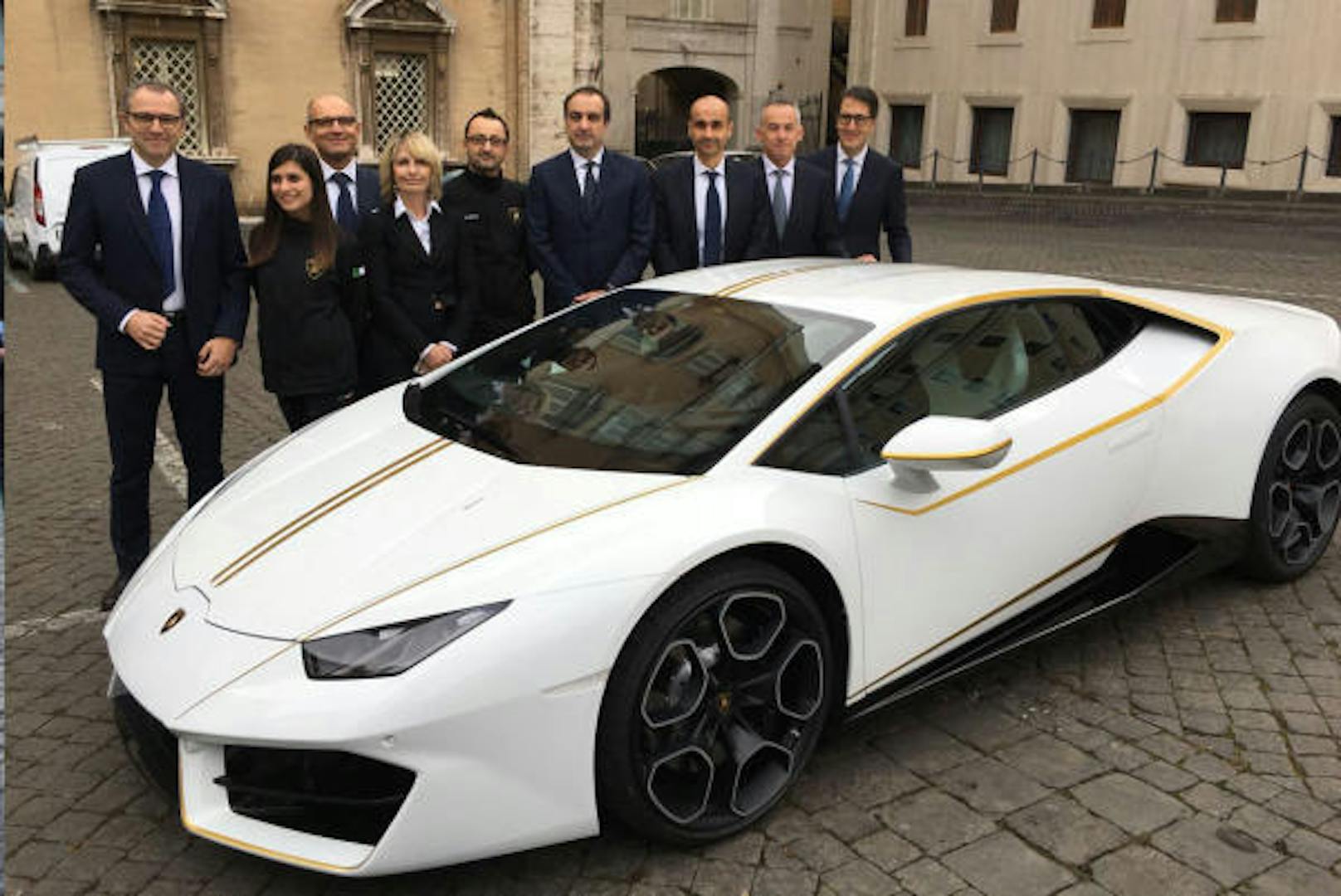 Der Lamborghini war dem Papst im November 2017 vom Hersteller übergeben worden.