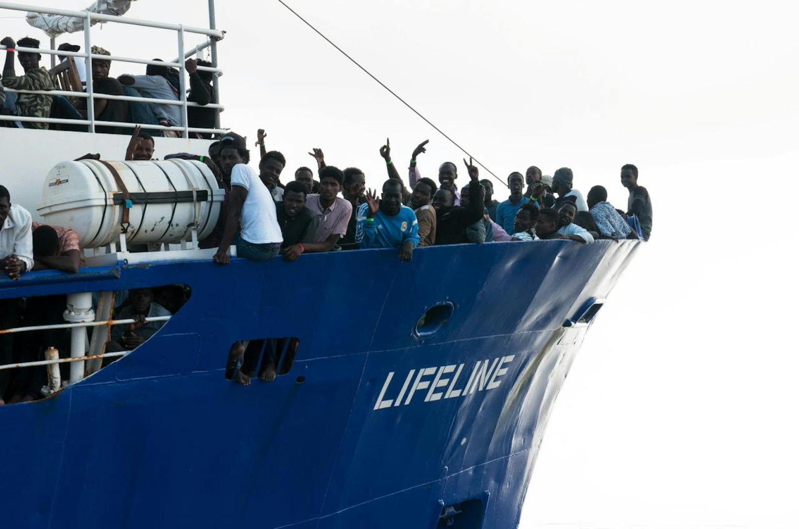 Die Hilfsorganisation Mission Lifeline rettet im Mittelmeer schiffbrüchige Flüchtlinge und ist umstritten.