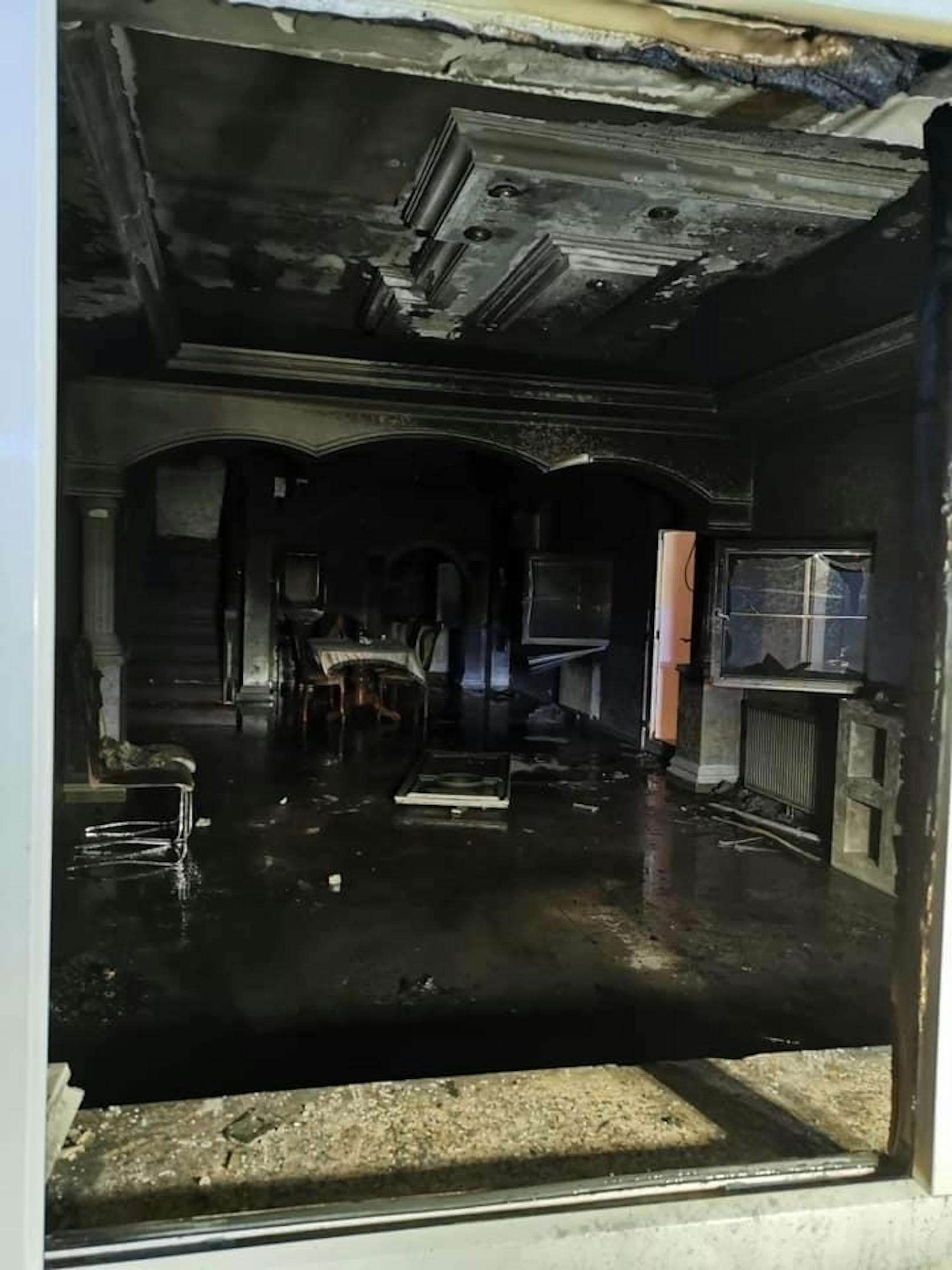 Brand in einem Wohnhaus in Gerasdorf bei Wien - das Feuer wurde gelegt.