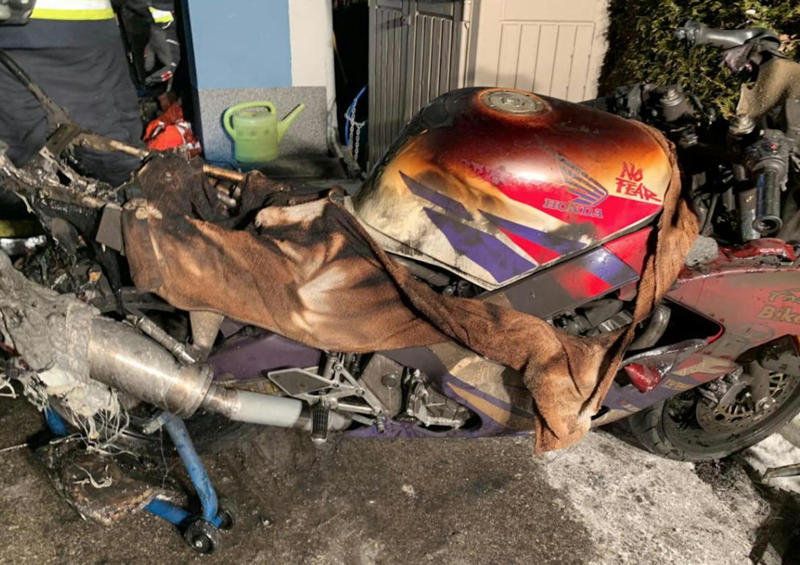 Ein Motorrad wurde durch die Explosion zerstört. (FF Aurach)