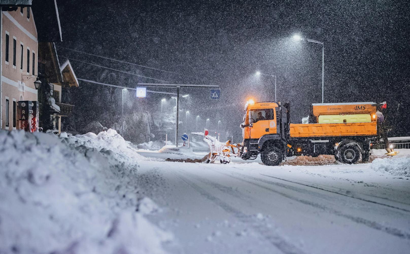 Schneefälle und Starkregen machen den Einsatzkräften im Süden Österreichs weiter zu schaffen.