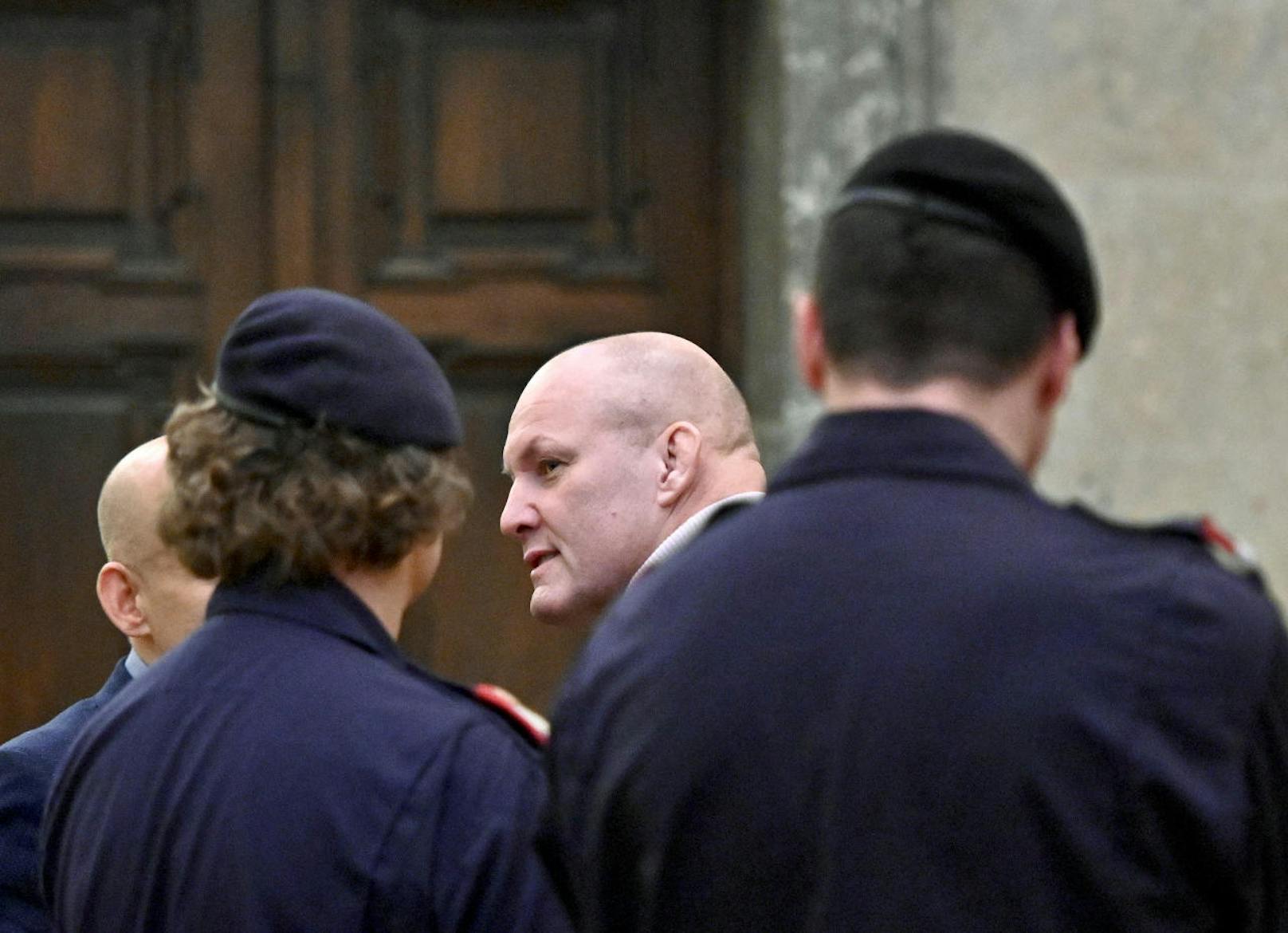 Ex-Judoka Peter Seisenbacher (m.) am Montag, 25. November 2019, vor Prozessbeginn wegen schweren sexuellen Missbrauchs von Unmündigen und Missbrauchs eines Autoritätsverhältnisses im Straflandesgericht Wien.