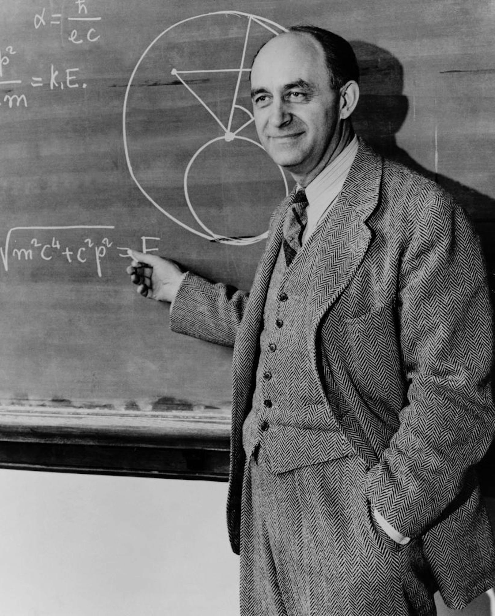 So glaubte Fermi im Jahr 1934, dass er das Element "Hesperium" entdeckte. Jahre später wurde nachgewiesen, dass es dieses gar nicht gibt. Fermi entschuldigte sich für seinen Fehler, durfte aber den Preis behalten. 
