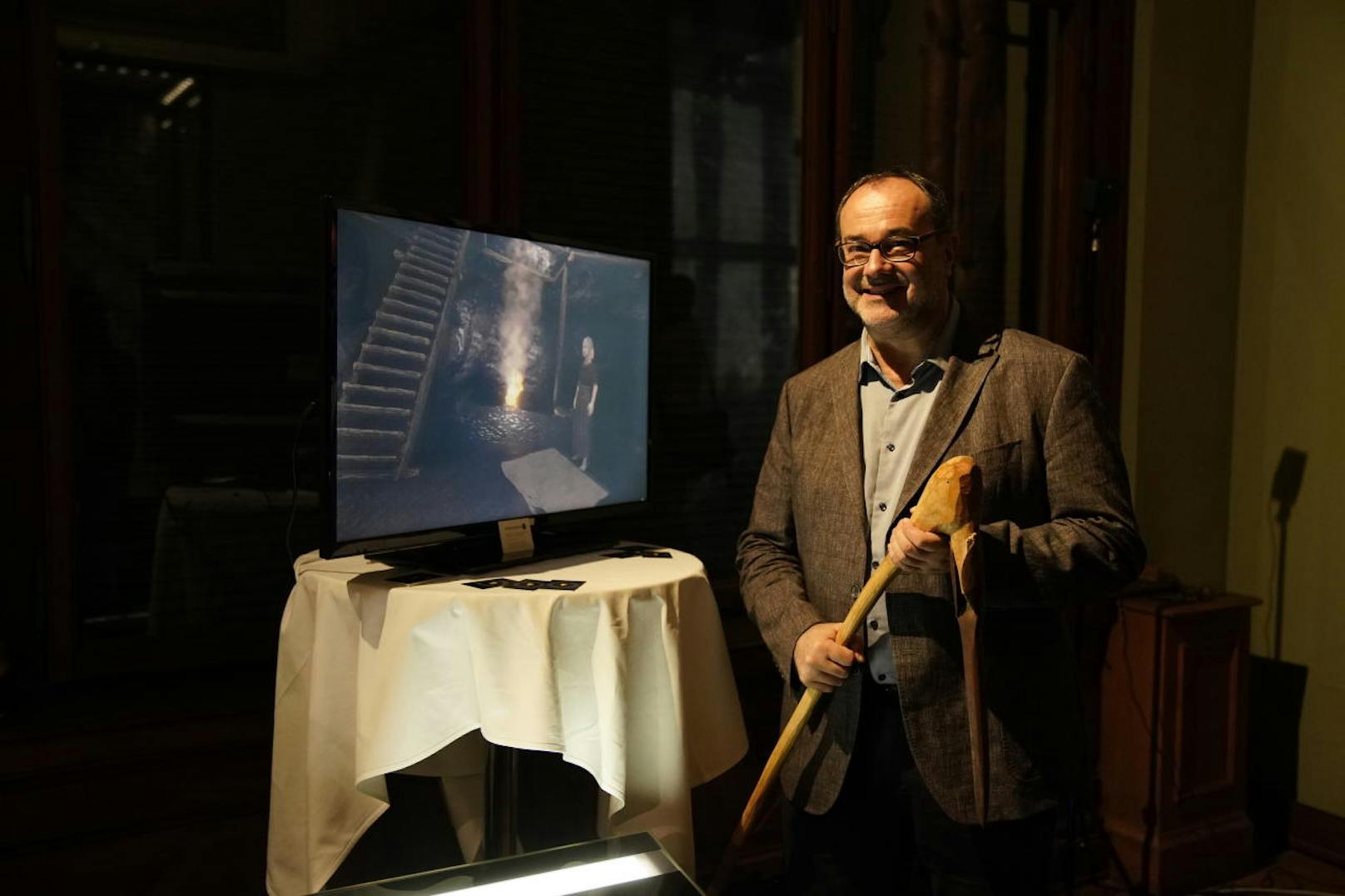 Seit 60 Jahren forscht das Naturhistorische Museum Wien mit Partnern in Hallstatt. Nun holt Direktor Christian Köberl (hier mit einem Nachbau eines Salzabbau-Werkzeugs aus Hallstatt) die Bronzezeit mittels Virtual Reality auch nach Wien.