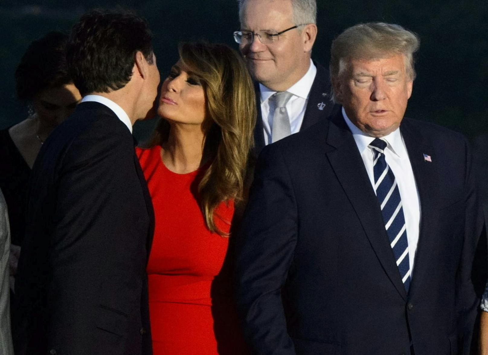 Dieses innige Begrüßungsbussi zwischen Kanadas Premierminister Justin Trudeau (l.) und US-First Lady Melania Trump beflügelt die Fantasie der Online-Nutzer. US-Präsident Donald Trump hält Melania in eisernem Griff.