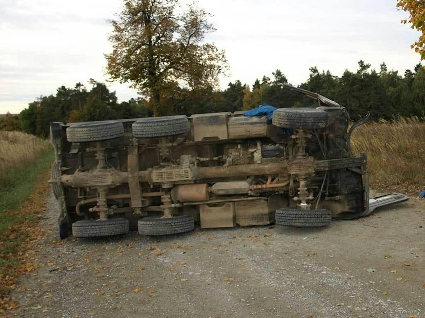 Drei verletzte Grundwehrdiener bei Unfall: Bei dem Fahrzeug handelt es sich um einen dreiachsigen Pinzgauer mit festem Aufbau.