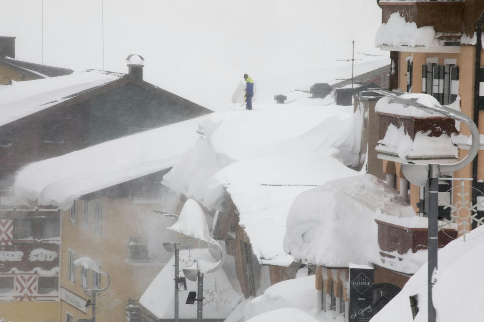 Auf den Dächern wird der Schnee herunter geschaufelt. Schwere Technik ist angerückt, um den Schnee abzutransportieren. Nach Angaben der Bewohner, kommt so ein Ereignis nur etwa alle zehn Jahre vor.
