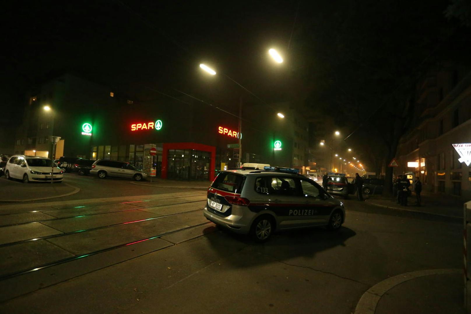 Am Abend des 13. Oktober 2019 gaben Polizeibeamte Schüsse auf einen mit zwei Messern bewaffneten Mann ab, der zuvor auf der Quellenstraße in Wien-Favoriten Passanten bedroht hatte. Der Verdächtige wurde verletzt ins Spital gebracht.
