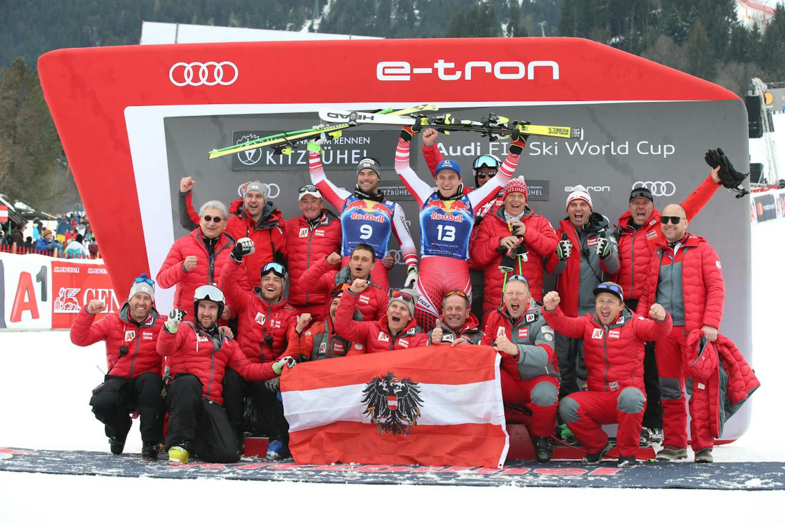 Österreichs Ski-Team feiert den Heimsieg in Kitzbühel. 