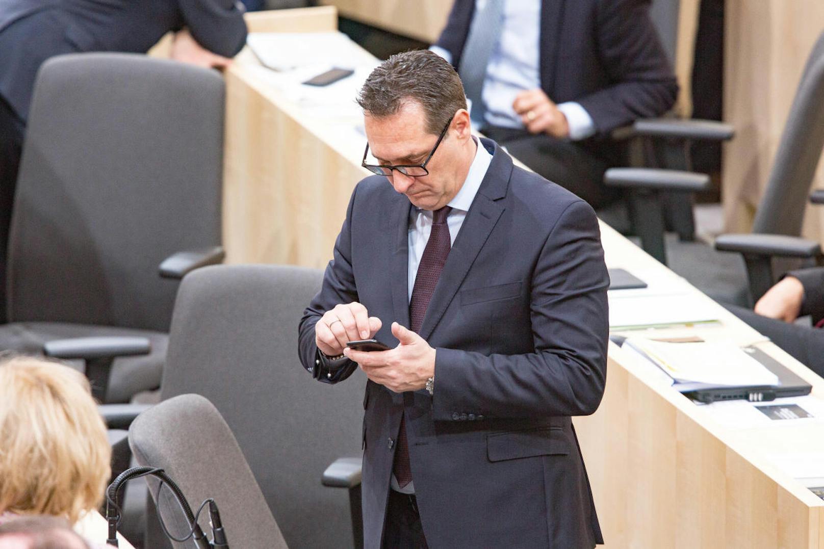 HC Strache hat über seinen Anwalt eine erste Stellungnahme zur Razzia abgegeben. Er ortet einen weiteren Versuch, ihn "mundtot" zu machen. Auch sein Handy wurde mitgenommen.