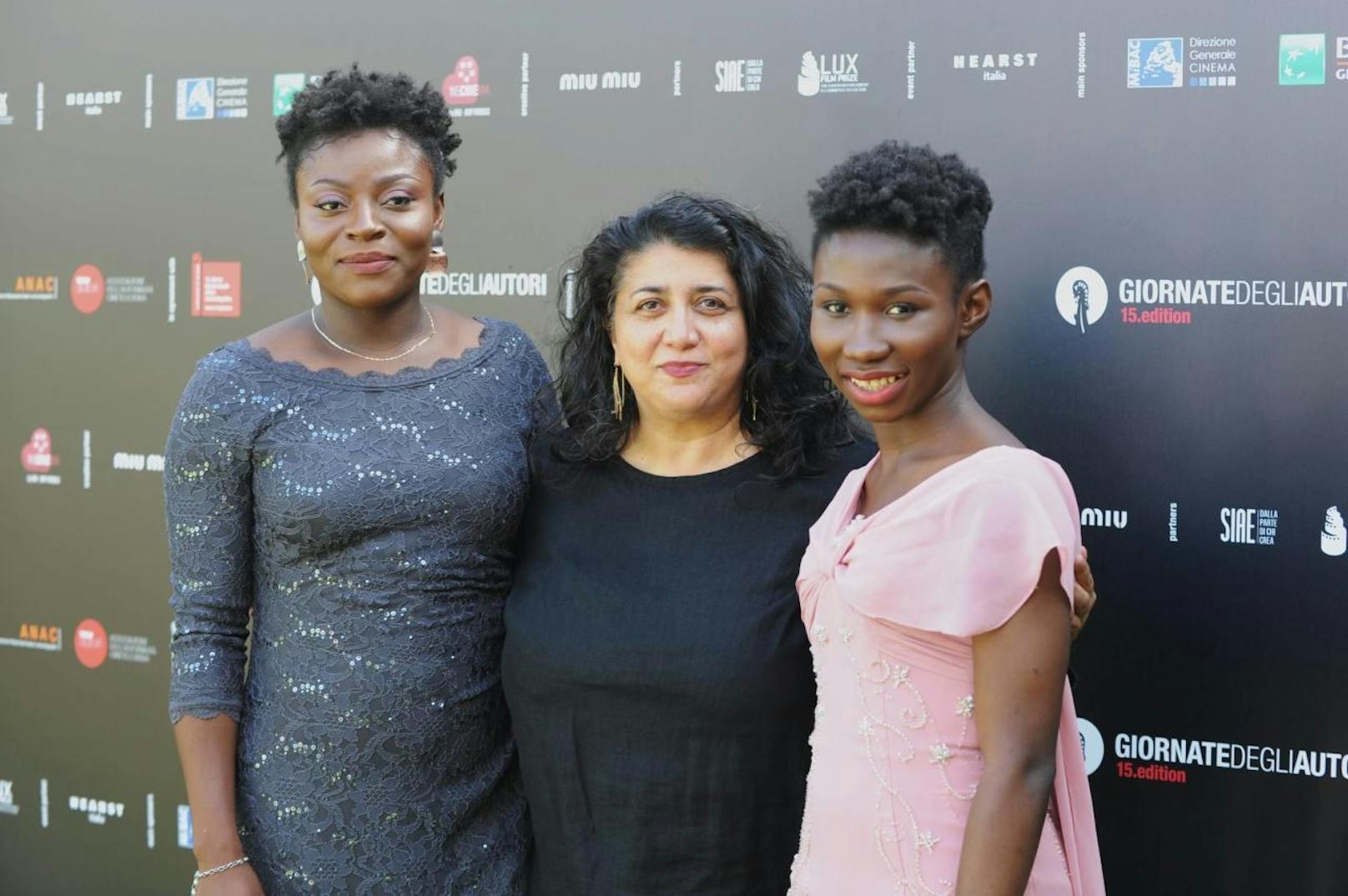 Regisseurin Sudabeh Mortezai (Mitte) und die Schauspielerinnen Joy Alphonsus und Precious Sanusi bei der Premiere ihres Films "Joy" in Venedig.