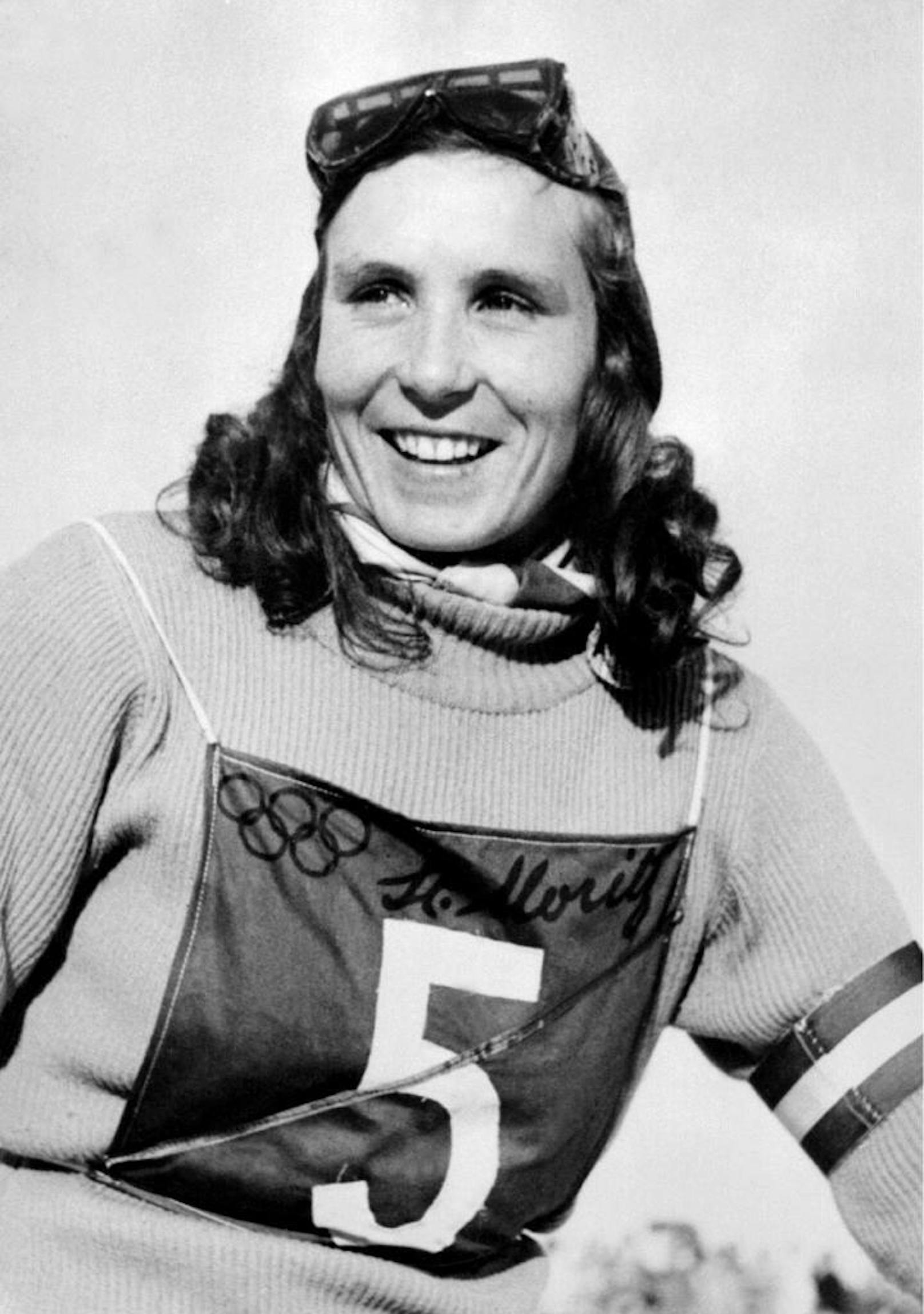 <b>Platz 12: Trude Jochum-Beiser (3 x Gold, 2 x Silber, 0 x Bronze)</b>
Ende der 1940er ging ihr Stern auf. Bei der Ski-Weltmeisterschaft in St. Moritz (gleichzeitig Olympische Spiele) gab es Kombi-Gold und Abfahrts-Silber. Zwei Jahre später eroberte sie in Aspen in der "Königsdisziplin" Gold sowie RTL-Silber. In Oslo schnappte sich Jochum-Beiser 1952 ein weiteres Mal Abfahrts-Gold.