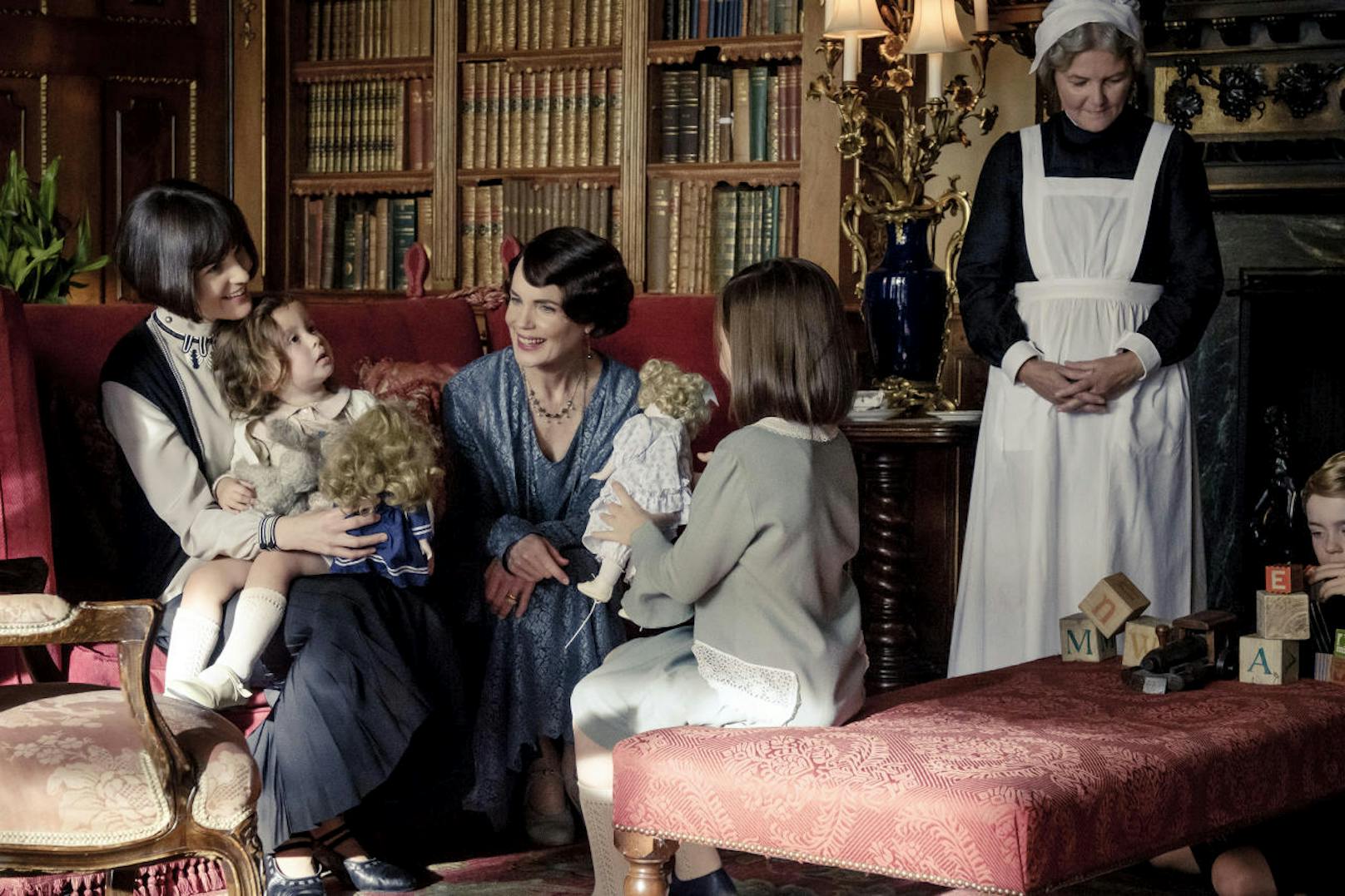 Mary Crawley und Cora Crawley genießen die Ruhe vor dem königlichen Besuch.