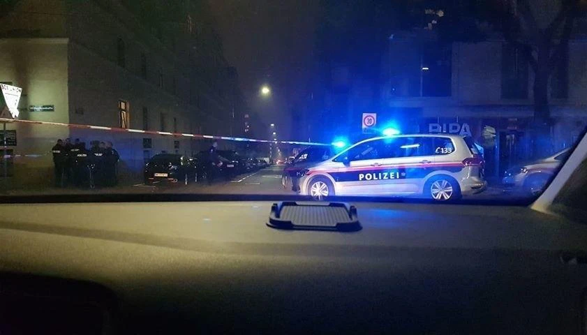 Am Abend des 13. Oktober 2019 gaben Polizeibeamte Schüsse auf einen mit zwei Messern bewaffneten Mann ab, der zuvor auf der Quellenstraße in Wien-Favoriten Passanten bedroht hatte. Der Verdächtige wurde verletzt ins Spital gebracht.
