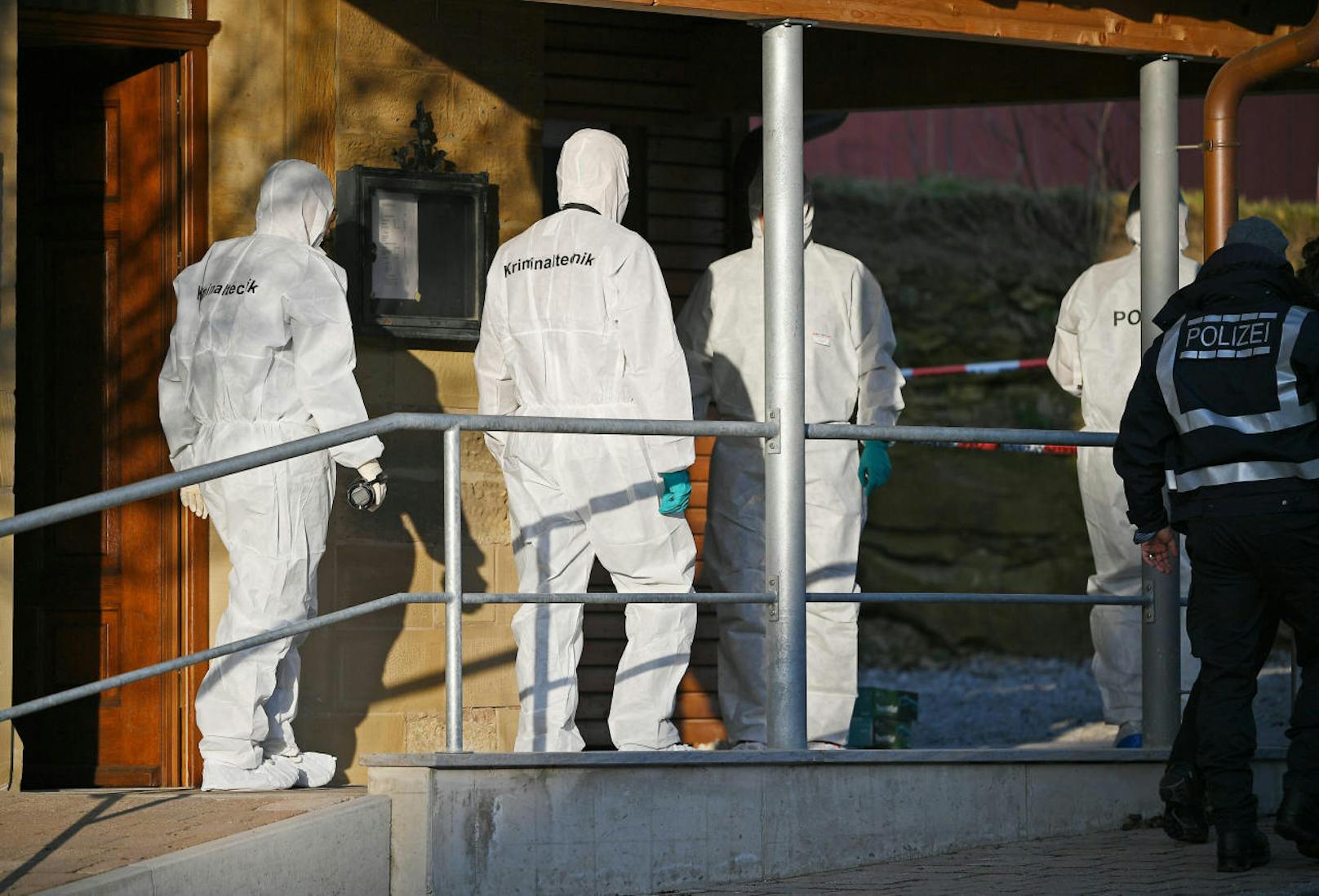 Download von www.picturedesk.com am 24.01.2020 (16:34). 
24 January 2020, Baden-Wuerttemberg, Rot Am See: After shots were fired in Rot am See in the north-east of Baden-Württemberg, forensics staff are standing by a house. Several people are said to have been killed here. A suspect has been arrested, the police said. Photo: Sebastian Gollnow/dpa - 20200124_PD7831