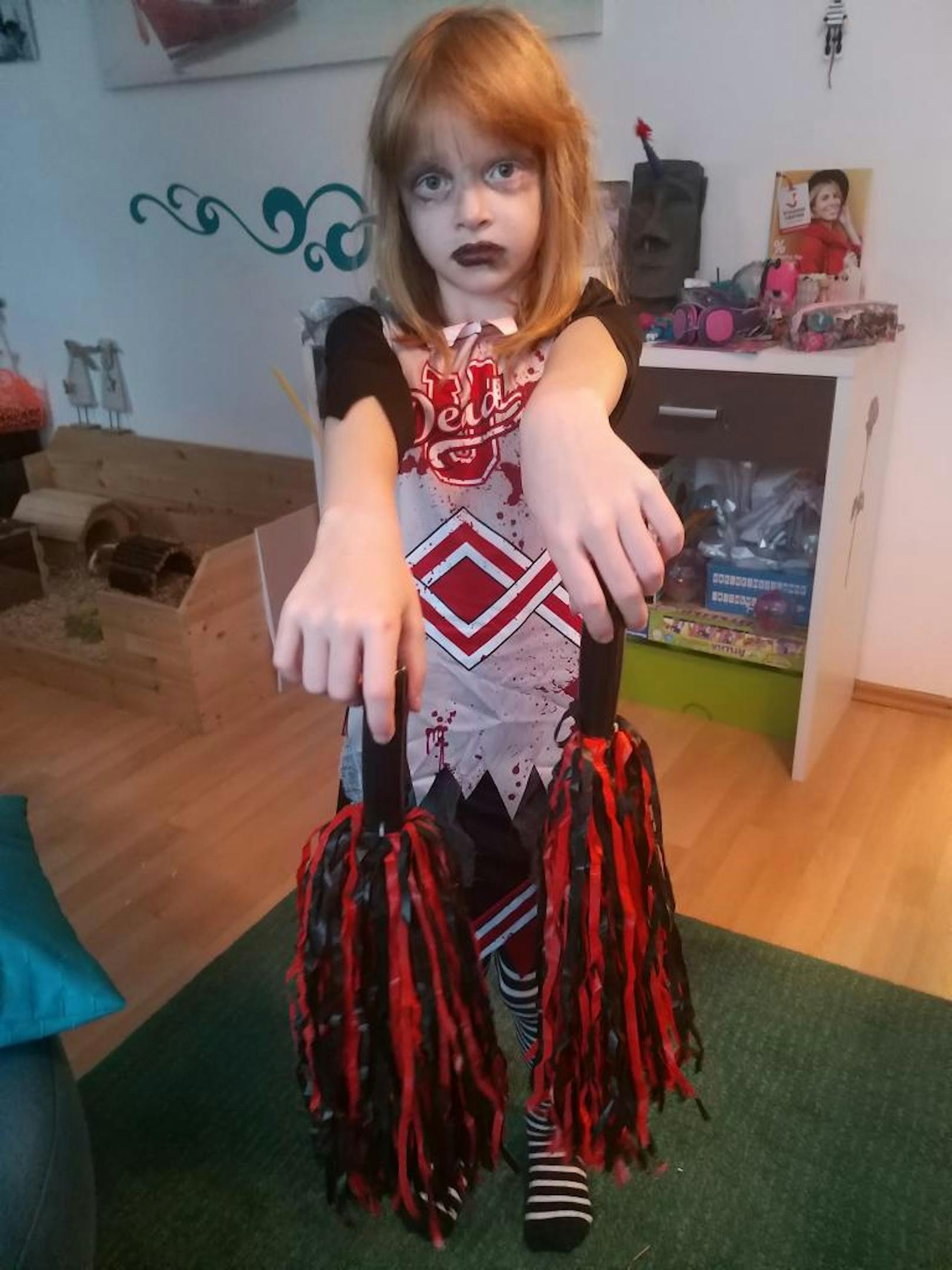 Ein Zombie-Cheerleader mit blutbeflecktem Outfit.