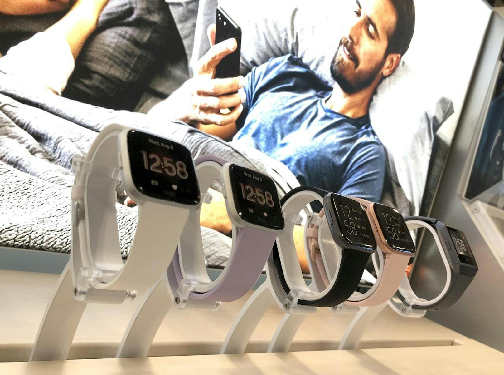 Der Tech-Gigant will wie die Konkurrenz von Apple und Microsoft groß ins Gesundheitsgeschäft einsteigen. Vor kurzem kaufte sich Google den Entwickler Fitbit, der Smartwatches und Fitness-Tracker herstellt.